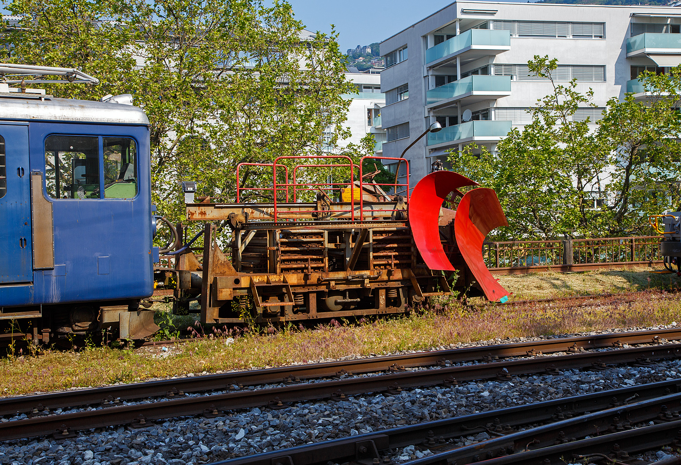 Der MOB Schneepflug X 12 vor dem Triebwagen BDe 4/4 3006 wartet am 28. Mai 2023 in Vevey noch auf Schnee.

Der Schneepflug wurde 1964 in den Werksttten der MOB auf ein altes SWS Drehgestell (vom B4 48) aufgebaut. 

Der doppelseitige Pflugkeil lsst sich hydraulisch heben. Beidseitig ausklappbare Zusatzflgel. Der Pflug wird whrend der Fahrt nicht bedient, er kann aber gehoben und gesenkt werden. Um auf das hohe Gewicht von 12 t (6t Achsdruck)  zu kommen, sind liegen geschichtet in zwei Boxen etliche Schienenstcke (Ballast 6,2 t). Im Jahr 2014 beikam der Pflug neue elektrische Anschlsse, Hydraulikleitung und Hydraulikzylinder.

TECHNISCHE DATEN:
Hersteller/ Erbauer: MOB
Spurweite: 1.000 mm
Anzahl der Achsen: 2 
Lnge ber Puffer: 4.520 mm (bzw. 5.610 mm ber Pflugkeil)
Breite: 2.800 mm
Achsabstand: 2.300 mm
Laufraddurchmesser: 750 mm (neu)
Eigengewicht: 12t
V max: 50 km/h
Max Schneerum Hhe / Breite: 1.150 mm / 3.400 mm