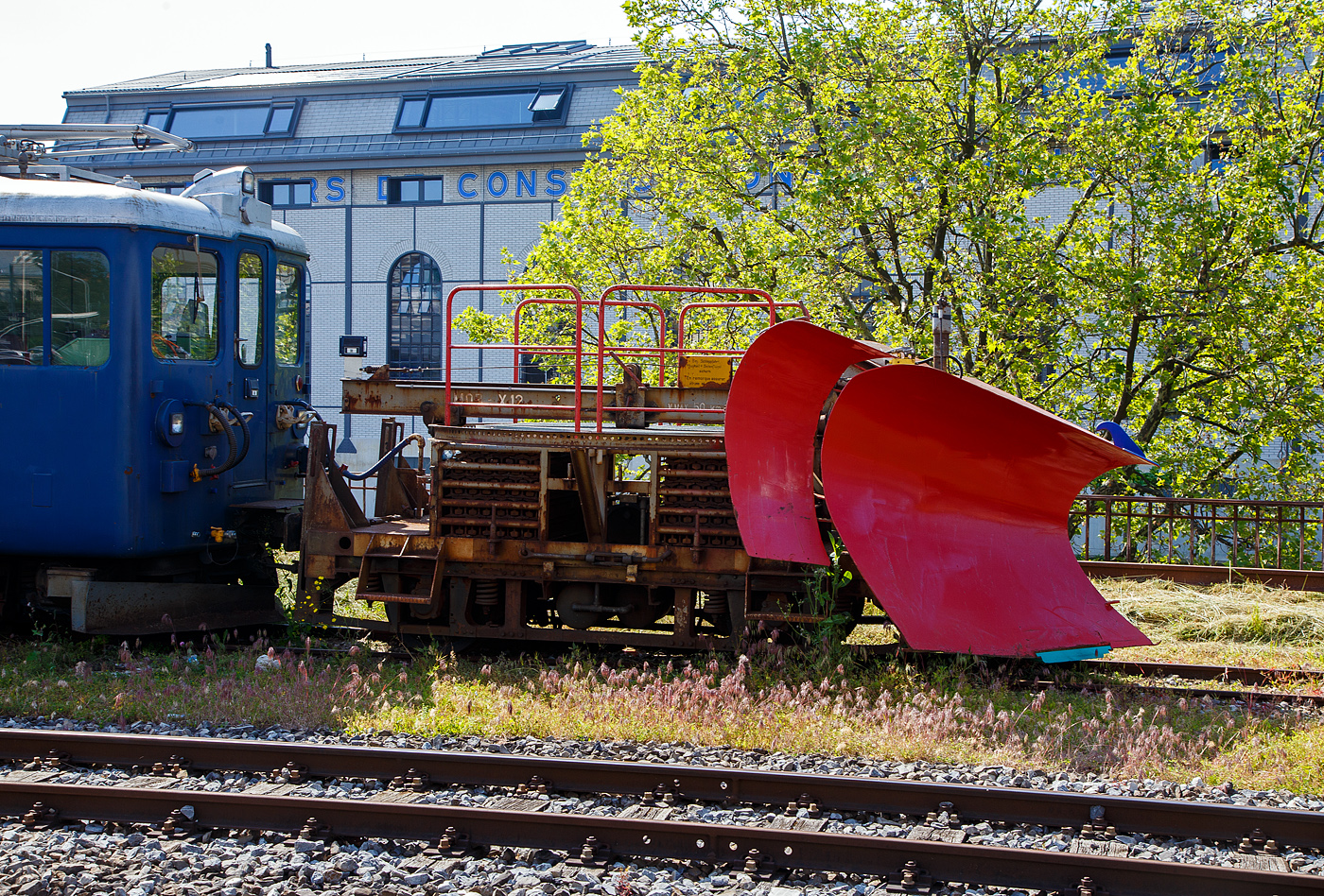 Der MOB Schneepflug X 12 vor dem Triebwagen BDe 4/4 3006 wartet am 26 Mai 2023 in Vevey noch auf Schnee.

Der Schneepflug wurde 1964 in den Werkstätten der MOB auf ein altes SWS Drehgestell (vom B4 48) aufgebaut. 

Der doppelseitige Pflugkeil lässt sich hydraulisch heben. Beidseitig ausklappbare Zusatzflügel. Der Pflug wird während der Fahrt nicht bedient, er kann aber gehoben und gesenkt werden. Um auf das hohe Gewicht von 12 t (6t Achsdruck)  zu kommen, sind liegen geschichtet in zwei Boxen etliche Schienenstücke (Ballast 6,2 t). Im Jahr 2014 beikam der Pflug neue elektrische Anschlüsse, Hydraulikleitung und Hydraulikzylinder.

TECHNISCHE DATEN:
Hersteller/ Erbauer: MOB
Spurweite: 1.000 mm
Anzahl der Achsen: 2 
Länge über Puffer: 4.520 mm (bzw. 5.610 mm über Pflugkeil)
Breite: 2.800 mm
Achsabstand: 2.300 mm
Laufraddurchmesser: 750 mm (neu)
Eigengewicht: 12t
V max: 50 km/h
Max Schneeräum Höhe / Breite: 1.150 mm / 3.400 mm

Quellen: x-rail.ch