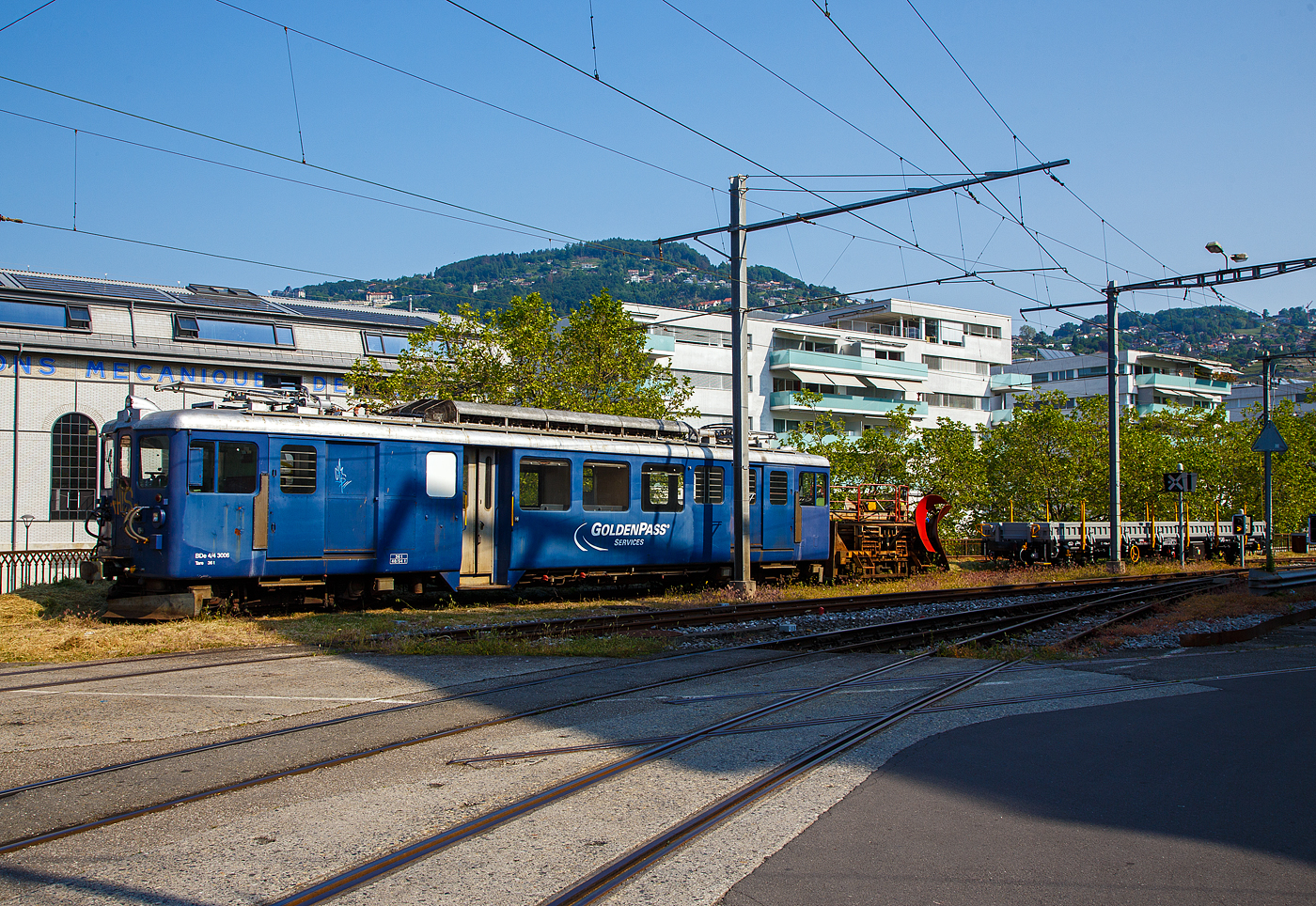 Der MOB Triebwagen BDe 4/4 3006  GoldenPass Services  mit dem vorgestellten MOB Schneepflug X 12 wartet am 28. Mai 2023 in Vevey noch auf Schnee.

Der Triebwagen wurden 1946 von SIG / BBC / MOB gebaut und als CFe 4/4 3006 in Betrieb genommen, Umzeichnungen erfolgten 1956 in BFe 4/4 und 1962 in BDe 4/4. Im Jahr 1986 wurde die Führerstands Einrichtung (Seite Montreux) ausgebaut (Einbau in den Steuerwagen Ast 117). 1997 ging er zum Baudienst, 2007 wurde ein Personalabteil und in den ehemaligen Gepäckabteilen wurden je eine Laufschiene für eine Krankatze eingebaut. Diese erlauben das Be- und Entladen von Baudienstmaterial. Zwischen 1997 und 2015 war der Triebwagen mit ständig mit dem BDe 4/4 3005 (als Paar) gekuppelt, siehe http://hellertal.startbilder.de/bild/schweiz~privatbahnen~mob-montreuxa8211berner-oberland-bahn/718793/die-mob-triebwagen-bde-44-3006.html
Im Jahr 2015 erhielten beide Triebwagen wieder einen 2. Führerstand und können so wieder einzeln fahren. Zudem erfolgte ein Einbau von Rechteckscheinwerfer an beiden Stirnfronten.

TECHNISCHE DATEN:
Spurweite: 1.000 mm (Meterspur)
Achsformel: Bo’Bo’
Länge über Puffer: 16.620 mm
Länge des Kastens: 15.620 mm
Drehzapfenabstand: 11.350 mm
Achsabstand im Drehgestell: 2.450 mm
Triebraddurchmesser: 850 mm (neu)
Höhe: 3.600 mm
Breite: 2.700 mm
Stundenleistung: 463 kW
Stundenzugkraft : 5,10 t
Übersetzung: 1:5,67
Höchstgeschwindigkeit: 75 km/h
Eigengewicht: 36 t
Ladefläche: 12,4 m²
Zuladungsgewicht: 4,0 t
Bremsen: Hs / V / C / Cr / X