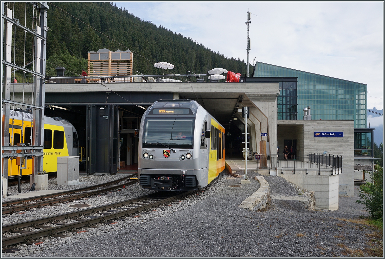 Der neue BLM Be 4/6 101  Eiger  verlässt die Station Grütschalp als R66 nach Mürren, im Hintergrund seht der Be 4/6 102  Mönch  der im Anschluss als nächster Zug nach Mürren bereitgestellt wird. (Aufnahme des Viertelstunden Takts). 

8. Aug. 2024