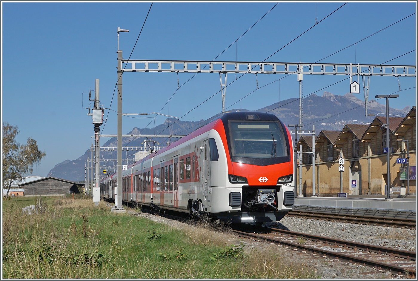 Der neue Region Alps RABe 533 703 steht mit einem SBB RABe 531 in Bex, um in der Folge Testfahrten zu unternehmen.

30. Okt. 2024