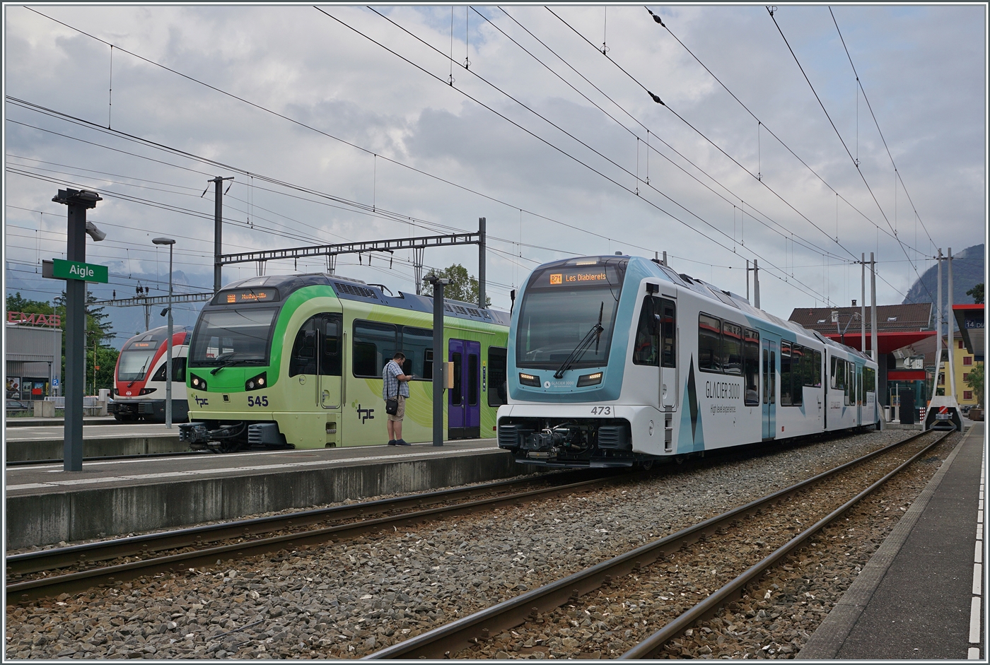 Der neue TPC ABe 4/8 473  Glacier 3000  und der TPC Beh 2/6 545 stehen in Aigle und warten auf ihre Abfahrt. Im Hintergrund ist zudem die Front eines SBB RABe 511 zu sehen. 

3. Aug. 2024