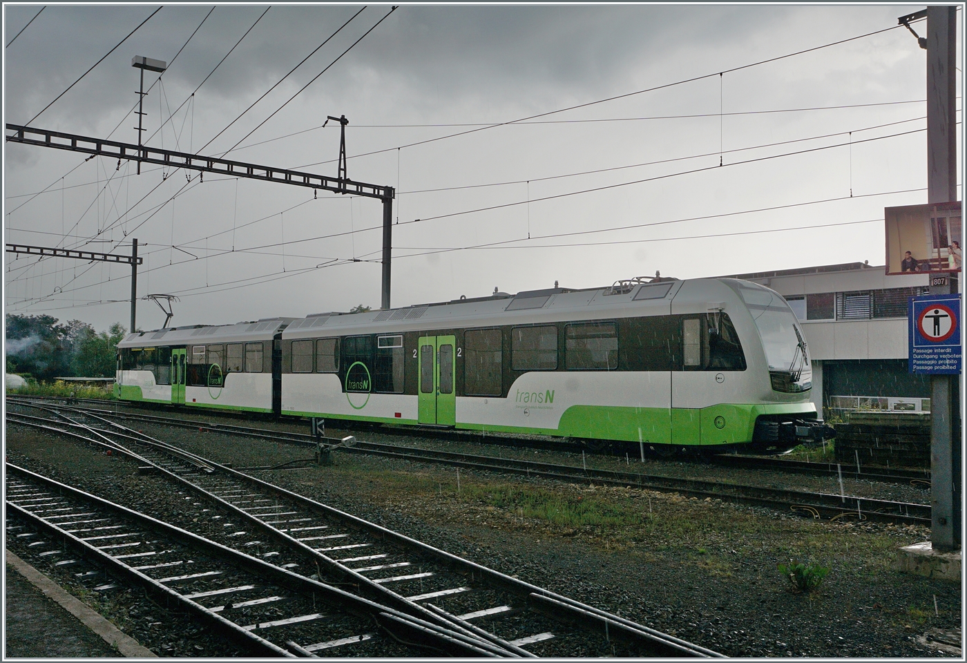 Der neue transN ABe 4/6 steht im Gleisvorfeld von Les Ponts de Martel. 

26. Juni 2024