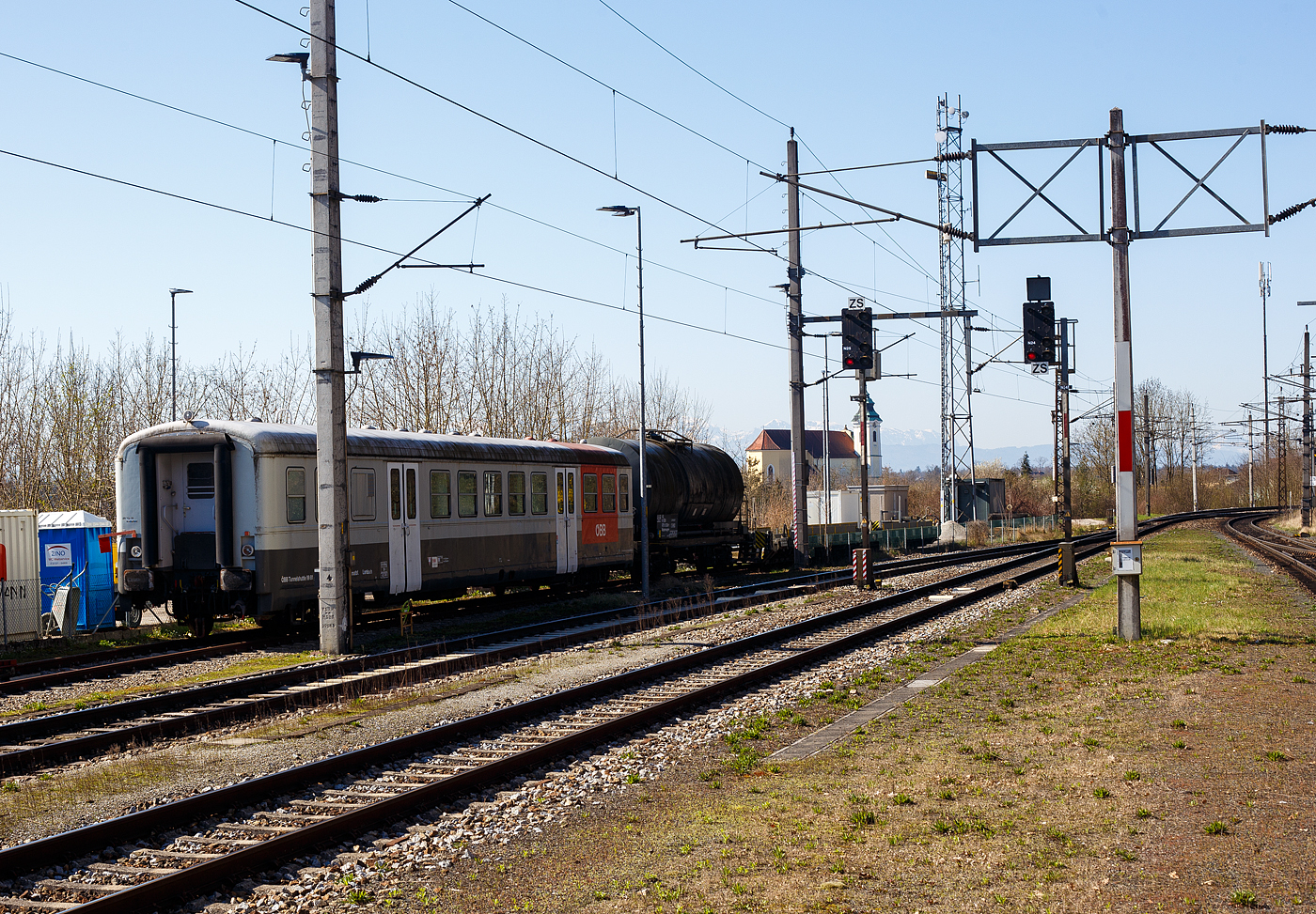 Der ÖBB Tunnelshuttle Lambach ein Tunnelrettungszug älterer Bauart ist am 14 Januar 2025 beim Bahnhof Lambach abgestellt. 

Vorne der Tunnelrettungswagen 99 81 A-ÖBB 937 4 526-7 (ex 80 81 9759 931-5, ex 7030 344-1, ex 7030.44), Baujahr 1959 von SGP - Simmering-Graz-Pauker, 2000 umgebaut für Tunnelshuttle, ein ehem. Zwischenwagen eines Triebwagens der Reihe ÖBB 4030. Dahinter in Kesselwagen für Löschwasser und ganz hinten ein 8-achsiger Niederflurwagen »Rollende Landstraße« der Gattung/Bauart Saadkms für den Transport eines Straßenfahrzeuges. 

Die Tunnelrettungszüge älterer Bauart (Variante  Tunnelshuttle ) sind in ganz Österreich in der Nähe von längeren Tunneln stationiert. Der Zug besteht aus ein oder mehreren Personenwagen (ehem. Zwischenwagen eines Triebwagens der Reihe ÖBB 4030), einem Kesselwagen mit Löschwasser sowie einem Flachwagen für den Transport eines Straßenfahrzeuges. Der Flachwagen des Tunnelrettungszuges ist im Normalfall an einer Rampe abgestellt, sodass Fahrzeuge ihn im Notfall schnell befahren können. Die Kapazität eines Zuges sind 60 bis 100 Personen:

TECHNISCHE DATEN Tunnelrettungswagen 99 81 A-ÖBB 937 4 526-7:
Spurweite: 1.435 mm (Normalspur)
Achsanzahl: 4
Länge über Puffer: 22.990 mm
Drehzapfenabstand: 16.250 mm
Eigengewicht: 33.000 kg
Höchstgeschwindigkeit: 100 km/h
