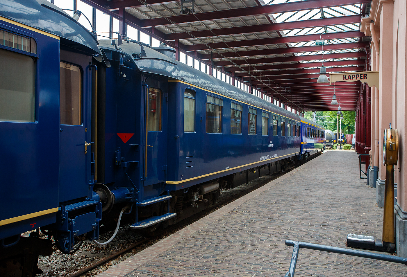 Der Personenwagen NL-NS 61 84 89-30 002-9 (Sr 8) Salonwagen Prinz Bernhard (Prinzgemahl der Königin Juliana der Niederlande) vom königlichen Zug „Koninklijke Trein“ (Hofzug) am 24. Juni 2025 im Het Spoorwegmuseum (bis 2005 NSM - Nederlands Spoorwegmuseum / Niederländischen Eisenbahnmuseum) in Utrecht im ehemaligen Bahnhof Maliebaan. Sr steht für Salonrijtuig in Deutsch Salonwagen.

Der Wagen wurde 1932 von Werkspoor NV in Utrecht gebaut und als 1./2. Klasse Personenwagen AB 7522 an die NS geliefert. 1952/53 wurde der Wagen von Beijnes (Koninklijke Fabriek van Rijtuigen en Spoorwagens J.J. Beijnes) in Haarlem, im Auftrag der niederländischen Regierung, zum Salonwagen Sr 8 umgebaut. 1967 erhielt er die Nummer 61 84 89-40 002-7 gemäß dem einheitlichen Kodierungssystem, wie die anderen Wagen des königlichen Zuges besaß auch der Sr 8 eine europäische Zulassung. Im Jahr seiner Außerdienststellung 1993 wurde diese Nummer in 61 84 89-30 002-9 geändert und kam 1994 ins Eisenbahnmuseum.

Der Sr 8 verfügt über ein Arbeitszimmer, ein Zimmer für das Dienstpersonal der Prinzessinnen, zwei Schlafzimmer und zwei Badezimmer. Der Wagen wurde speziell für die sehbehinderte Prinzessin Marijke (heute Prinzessin Christina) umgebaut. Wie die anderen Wagen des Königlichen Zuges verfügte er über eine europäische Zulassung. Im Inland wurden sie als Sonderzüge eingesetzt, im Ausland jedoch an reguläre D-Züge gekoppelt.

TECHNISCHE DATEN:
Baujahr: 1932 (Umbau 1952/53)
Spurweite: 1.435 mm (Normalspur)
Achsen: 4 (in 2 Drehgestellen)
Achsfolge:	2'2'
Länge über Puffer: 21.800 mm
Drehzapfenabstand: 15.000 mm
Achsabstand im Drehgestell: 3.000 mm
Leergewicht: 55.000 kg
Höchstgeschwindigkeit: 140 km/h
Bremse: O-P-R

