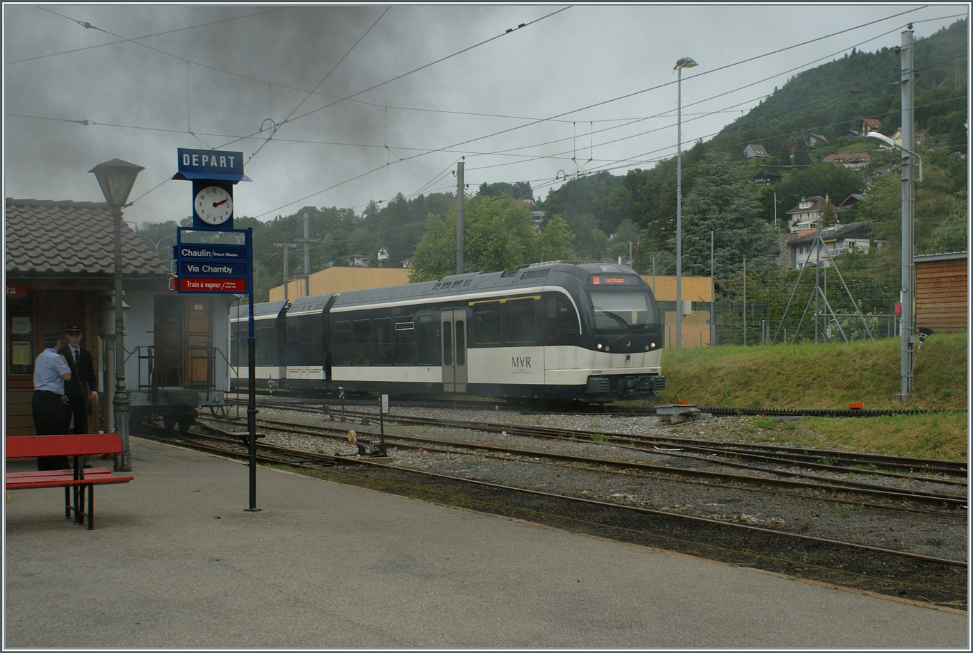 Der Rauch und Dampf der rangierenden (und auf diesem Bild nicht zu sehenden) G 2x 2/2 105 zauberte eine eindrückliche Szenerie in den Bahnhof von Blonay, als der CEV MVR ABeh 2/6 7506 den Bahnhof in Richtung Les Pléiades verlässt.

9. Juni 2024