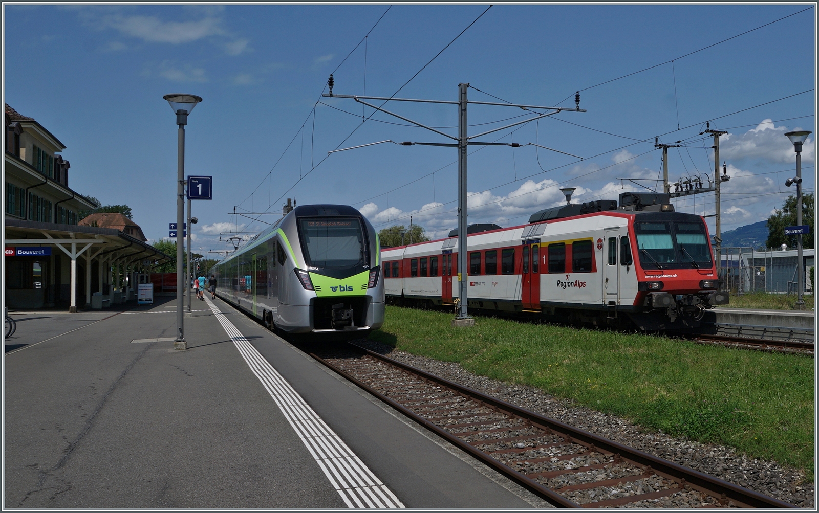 Der von der RegionAlps gemietet BLS RABe 528 105  MIKA  ist als R91 6116 von Brig (ab 11:03) nach St-Gingolph (an 13:06) unterwegs und kreuzt in Bouveret den Gegenzug.

24. Juli 2024