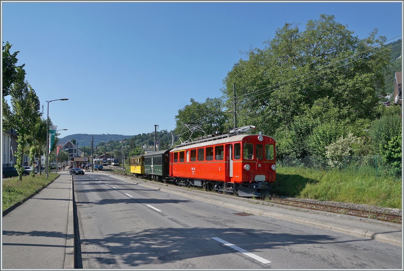 Der RhB ABe 4/4 35 der Blonay-Chamby Bahn mit den beiden RhB BC2 N° 121 und As2 N°2 als Riviera Belle Epoque Express auf der Rückfahrt von Vevey nach von Chaulin und verlässt den Bahnhof von Blonay. 

28. Juli 2024