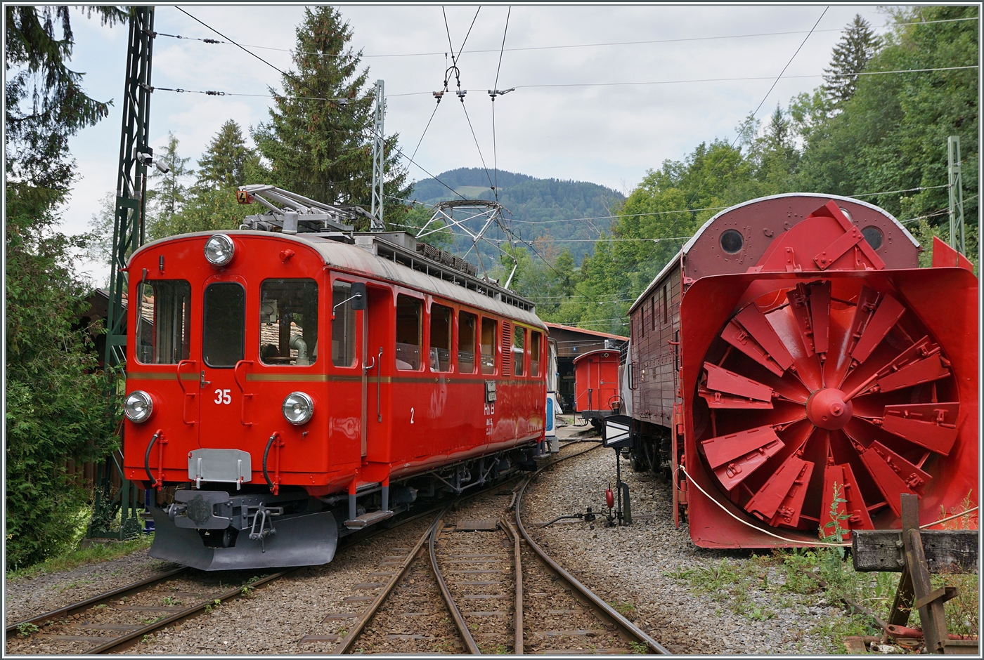 Der RhB ABe 4/4 I N° 35 der Blonay-Chamby Bahn erreicht den Museumsbahnhof Chaulin. 

4. Aug. 2024