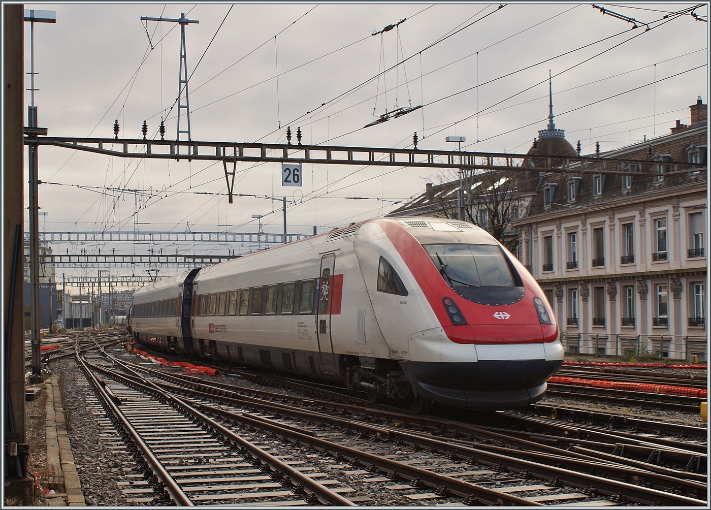 Der SBB ICN RABDe 500 037 ist von Zürich kommend in Lausanne angekommen und wird nun in die Abstellgruppe rangiert. 

20. Dez. 2023