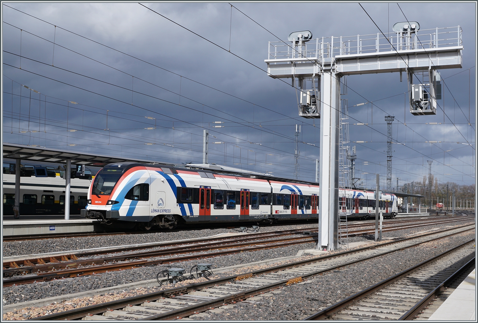 Der SBB LEX RABe 522 214 wartet in Annemasse bei einer interessanten Lichtstimmung auf die Abfahrt nach Coppet.

10. März 2023