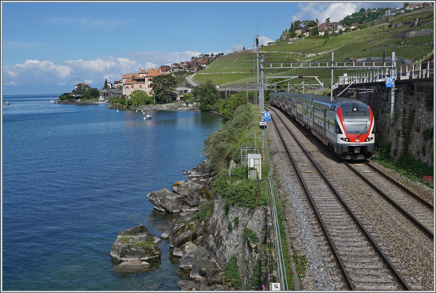 Der SBB RABe 511 020 ist kurz nach Rivaz auf dem Weg nach Vevey. 

28. Mai 2024