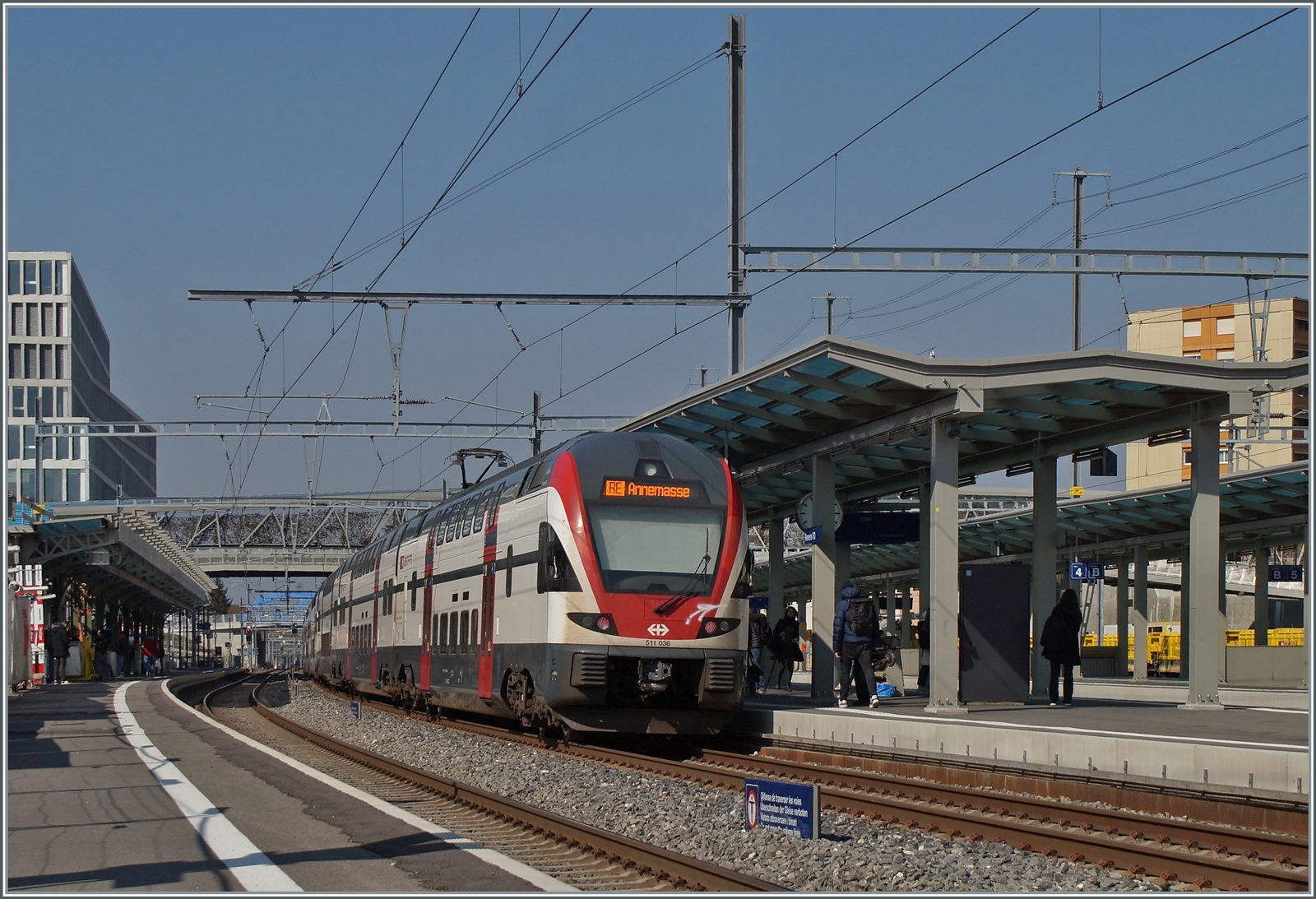 Der SBB RABe 511 036 ist in Renens VD als RE auf dem Weg nach Annemasse. 

10. März 2022