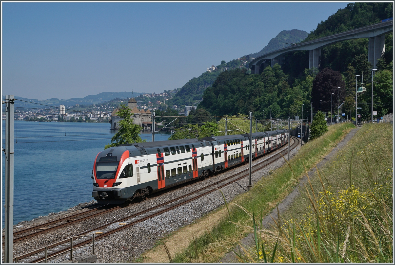 Der SBB RABe 511 049 ist beim Château de Chillon auf dem Weg nach Annemasse.

31. Mai 2023