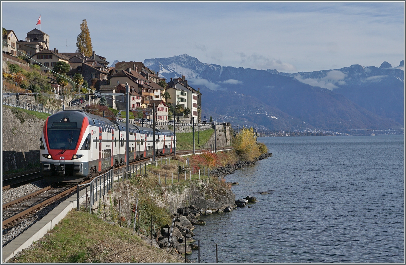 Der SBB RABe 511 117 ist bei St-Saphorin als RE auf dem Weg nach Annemasse. 

12. Nov. 2024