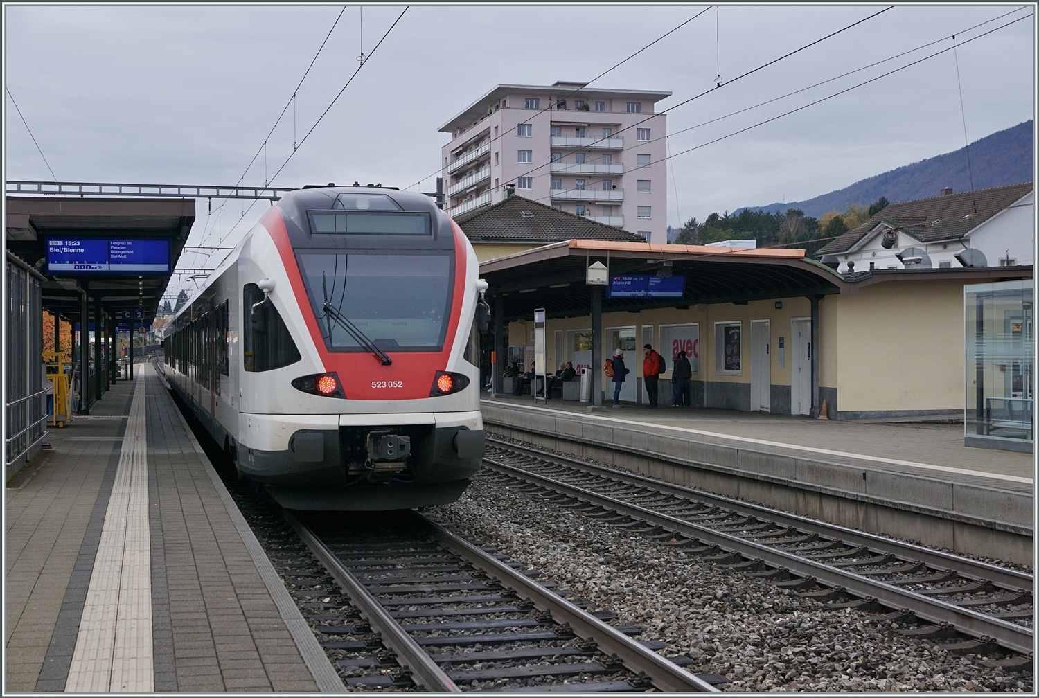 Der SBB RABe 523 052 ist als Regionalzug bzw. S20 auf dem Weg nach Biel/Bienne und hält in Grenchen Süd. 

18. November 2023