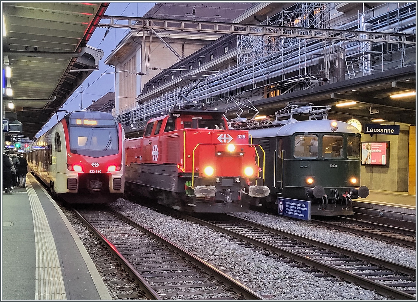 Der SBB RABe 523 110 nach Allaman, die SBB Aem 910 025 und die Re 4/4 I 10039 mit ihrem Extrazug 31131 nach Zürich Enge in Lausanne. 

11. Dez. 2024


