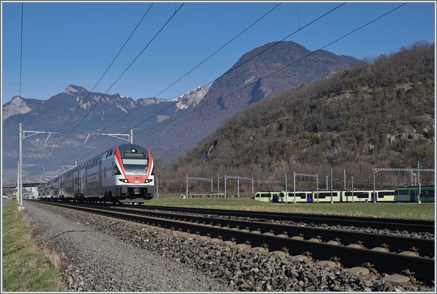 Der SBB Stadler KISS RABe 511 038 ist kurz nach Aigle als RE 33 auf dem Weg nach St-Maurice. Rechts im Bild das TPC Dépôt En Châlet mit verschiedenen TPC Fahrzeugen.

4. Feb. 2024