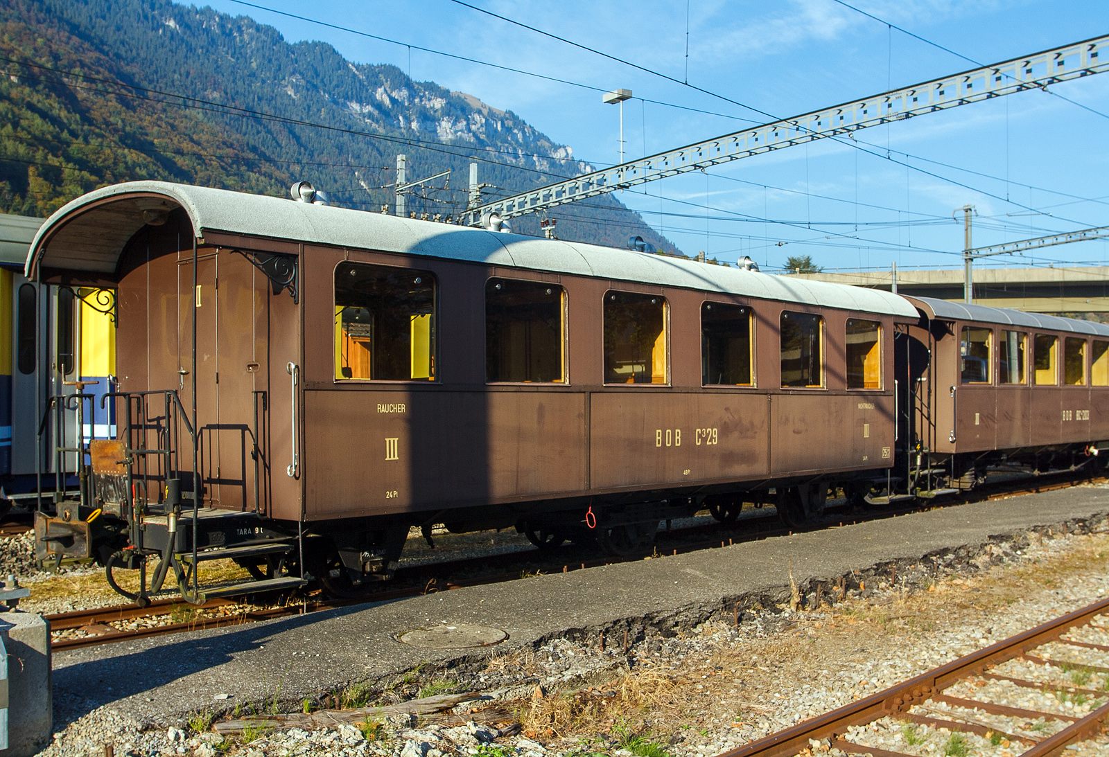 Der schmalspurige dreiachsige ehemalige BOB 3.Klasse (Raucher/Nichtraucher) Personenwagen C 29 mit zwei Plattformen, abgestellt am 02.10.2011 beim Bahnhof Interlaken Ost.

Der Wagen ist Baujahr 1911 und wurde 1987 von den Berner Oberland-Bahnen (BOB) an die Modelleisenbahnfreunde Eiger Zweiltschinen (MEFEZ) verkauft, 2013 ging er an die Ballenberg-Dampfbahn (seit 2022 BDB - Brnig Dampfbahn).

TECHNISCH DATEN:
Spurweite: 1.000 mm
Anzahl der Achsen 3 
Lnge ber Puffer : ca. 9.800 mm
Sitzpltze: 48 in der 3. Klasse (je 24 Raucher und Nichtraucher)
Zul. Hchstgeschwindigkeit: 75 km/h
Zugelassen fr Netz der: Brnig, BOB und LSE
