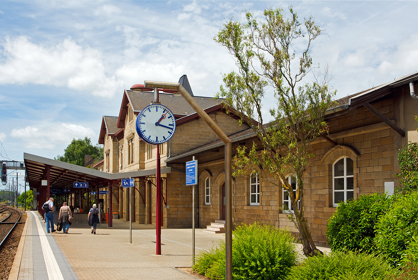 Der schöne Bahnhof Pétange liegt in der Gemeinde Pétange (deutsch Petingen / luxemburgisch Péiteng) in Luxemburg, am 16 Juni 2013. 

Der Bahnhof verfügt über zwei Bahnsteige und wird von RE und RB der CFL bedient. Nach Luxemburg besteht ein Halbstunden-Takt mit REs und RBs. Des Weiteren bestehen Anschlüsse nach Longwy, Athus, Longuyon und nach Metz über Differdange und Thionville.

Des Weiteren befindet sich auf dem Gelände auch eine Ausbesserungswerkstatt von CFL technics. Zudem existierte in Pétange ein Rangierbahnhof, dessen Ablaufberg 2005 außer Betrieb genommen wurde und dessen Gleise seitdem nur noch als Abstellgleise dienen.

Geschichte:
Der Bahnhof war betriebliches Zentrum der Luxemburgischen Prinz-Heinrich-Eisenbahn- und Erzgrubengesellschaft. Der Bahnhof ist auch Anfangspunkt der Museumsbahn Train 1900 nach Fond-de-Gras

Die Gemeinde:
Petingen ist eine Gemeinde im Großherzogtum Luxemburg und gehört zum Kanton Esch an der Alzette. Es liegt an der Chiers (deutsch Korn) im Südwesten von Luxemburg und grenzt im Westen an Belgien. Mit zwölf Quadratkilometern Fläche eine der kleinsten Gemeinden Luxemburgs, der Einwohnerzahl nach jedoch die fünftgrößte.

Petingen ist durch die Stahlindustrie geprägt. Als neues wirtschaftliches Standbein hinzugekommen sind im Rahmen des Europäischen Entwicklungspols PED (seit 1985) Unternehmen der Fertigungsindustrie. Neben den Spuren der industriellen Vergangenheit haben sich jedoch viele Teile der Gemeinde ihren ländlichen Charakter bewahrt.

