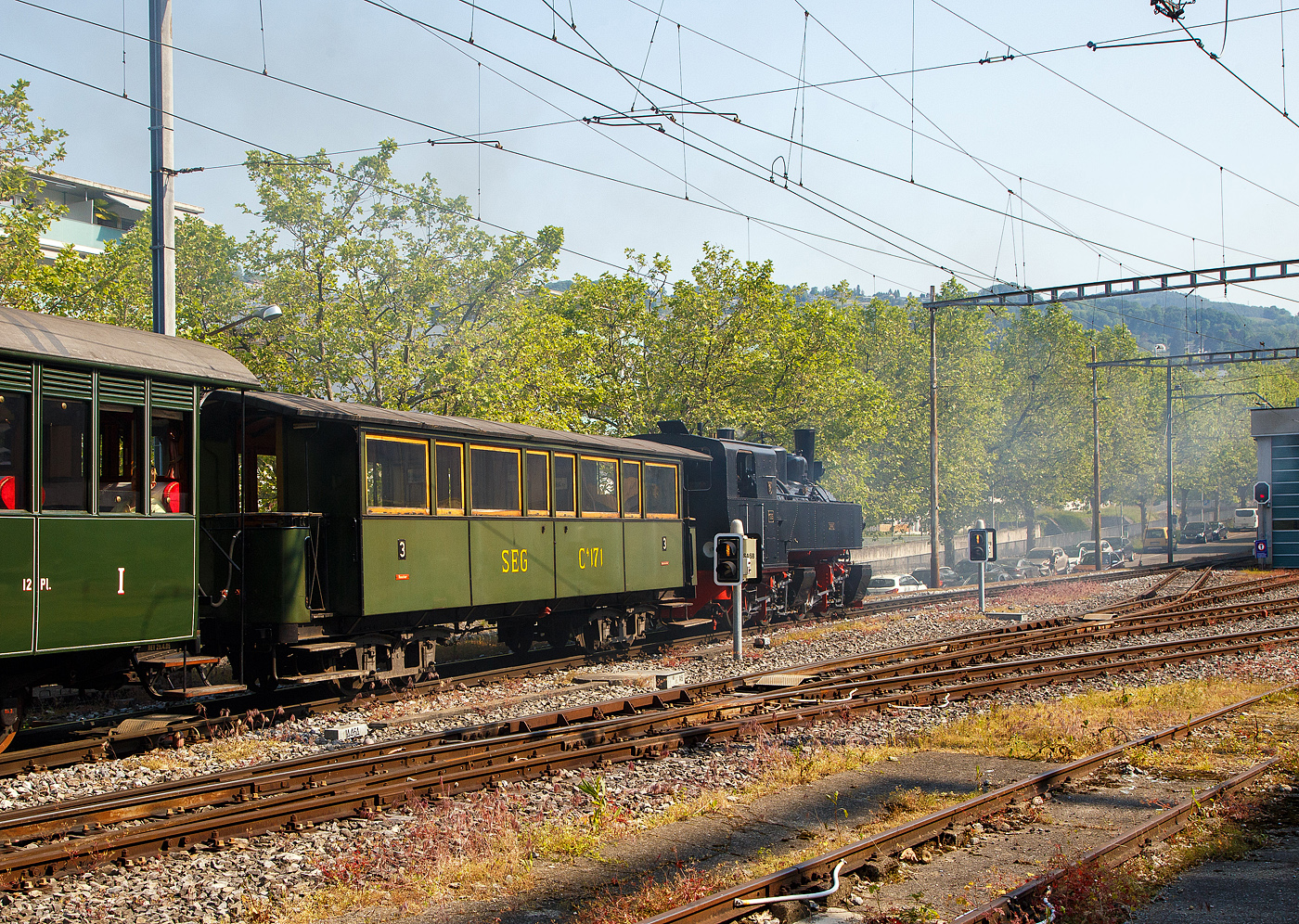 Der sehr schöne meterspurige vierachsige 3. Klasse (Raucher / Nichtraucher) Drehgestell-Großraum-Plattformwagen SEG C⁴ 171 der Museumsbahn Blonay-Chamby, ein ehemaliger Wagen Süddeutsche Eisenbahn-Gesellschaft, am 28.05.2023 im Zugverband in Vevey, dahinter die Mallet-Dampflok G 2x2/2 105  Todtnau , ex SEG 105  Todtnau .

Der Wagen wurde 1891 von der Waggonfabrik P. Herbrand & Cie. in Köln-Ehrenfeld gebaut und an die Süddeutschen Eisenbahn-Gesellschaft (SEG) geliefert, 1950 wurde der Wagen modernisiert. Am 1. Januar 1953 übernahm das Land Baden-Württemberg alle drei Betriebe und brachte sie zum 1. Oktober 1953 als Auffanggesellschaft in die Mittelbadische Eisenbahnen AG ein. Dazu gehörte u.a. die schmalspurige Zell-Todtnauer-Eisenbahn. Die Stilllegung der Zell-Todtnauer Eisenbahn für den Personenverkehr erfolgte am 25. September 1966 sowie für den Güterverkehr am 24. September 1967. Seit 1967 ist der Wagen bei der Museumsbahn BC, die Form der Beschriftung ist unhistorisch.

TECHNISCHE DATEN:
Baujahr: 1891
Hersteller: Waggonfabrik P. Herbrand & Cie. in Köln-Ehrenfeld
Spurweite: 1.000 mm (Meterspur)
Achsanzahl: 4
Länge über Puffer: 11.300 mm
Länge Wagenkasten: 10.600 mm (mit Plattformen)
Drehzapfenabstand: 6.000 mm
Achsabstand im Drehgestell: 1.200 mm
Eigengewicht: 10,0 t
Sitzplätze: 46 in der 3. Klasse
