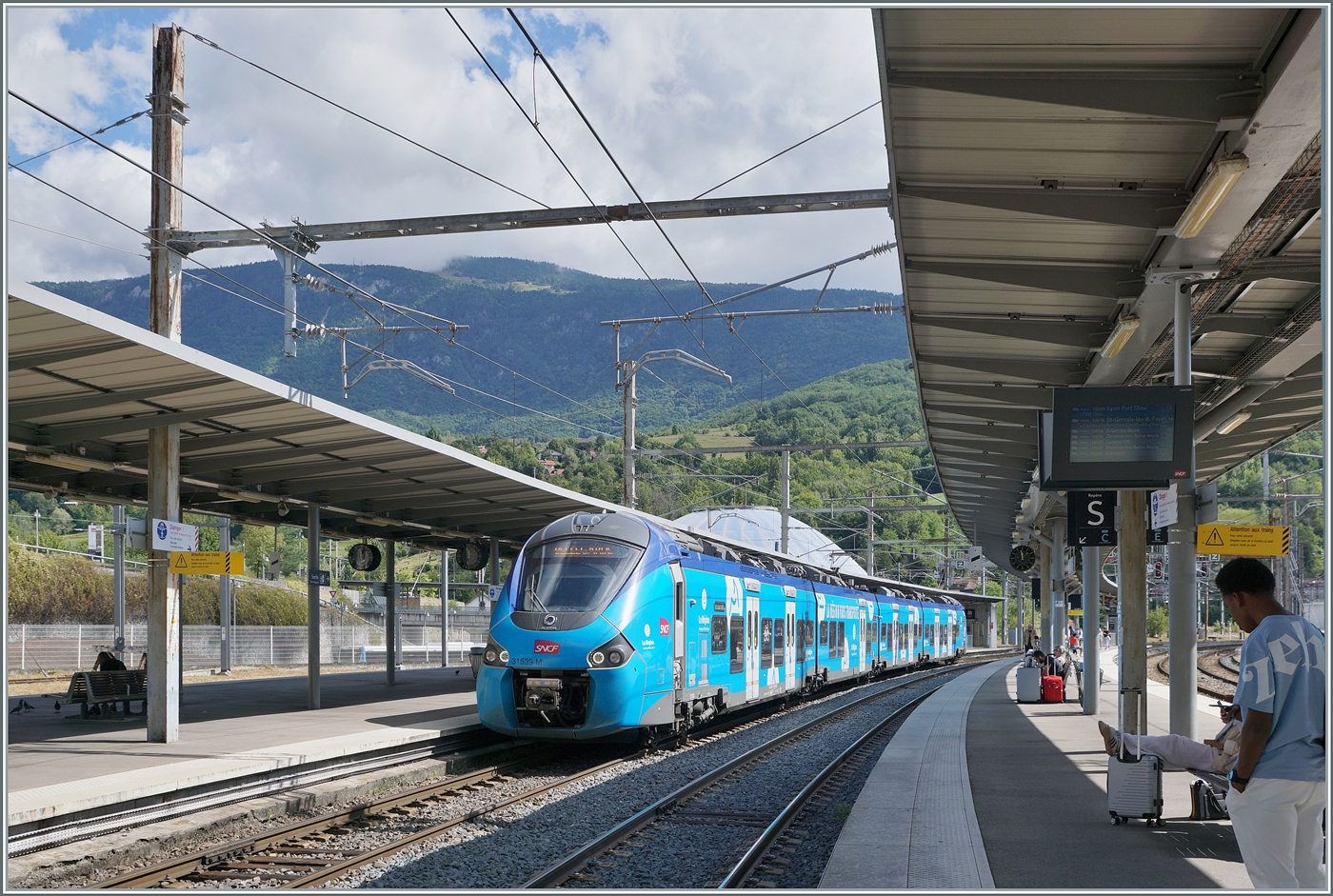 Der SNCF Coradia Polyvalent régional tricourant Z 31539 hat als TER 884562 von Evian-les Bains sein Ziel Bellegarde-sur-Valserine erreicht. Die SNCF TER verkehren im Wechsel mit den zweistündlichen Léman Express Zügen RL1 und RL3 von Evian bzw. St-Gervais nach Annemasse, so dass ein Stundentakt entsteht. Während die Léman Express Züge* dann von Annemasse den Weg nach Genève und Coppet einschlagen, verkehren die TER nach Bellegarde, wechselnd von Evain und St-Gervais und somit im Stundentakt. 

Durch die Wiederinbetriebnahme der Strecke von Bellegarde-sur-Valserine ist der bestehende Bahnhof von Bellegarde zum  Keilbahnhof  geworden und als ehemalige Empfangsgebäude wurde durch einen Neubau zwischen den zusammenkommenden Strecken ersetzt. Die Gleise nach Bourg en Bresse tragen die Nummern 1 und 2 die ehemaligen Gleise sind mit A, B, C und E gekennzeichnet, wobei weitere Gleise (ohne Bahnsteig) vorhanden sind, aber den Spuren zufolge wohl eher selten genutzt werden.  

*ergänzt durch die RL2, RL4 und RE33

26. August 2024