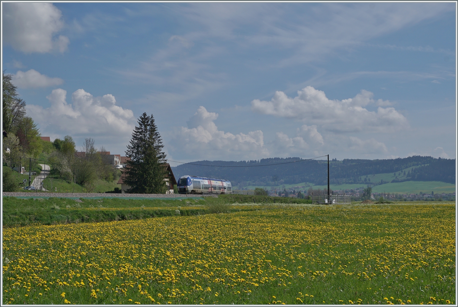 Der SNCF Dieseltriebwagen X 76713/714 ist als TER 18109 auf der Fahrt von Besançon Viotte nach La Chaux-de-Fonds und strebt kurz nach dem kleinen Weiler Pont de la Roche Morteau entgegen.

10. Mai 2022