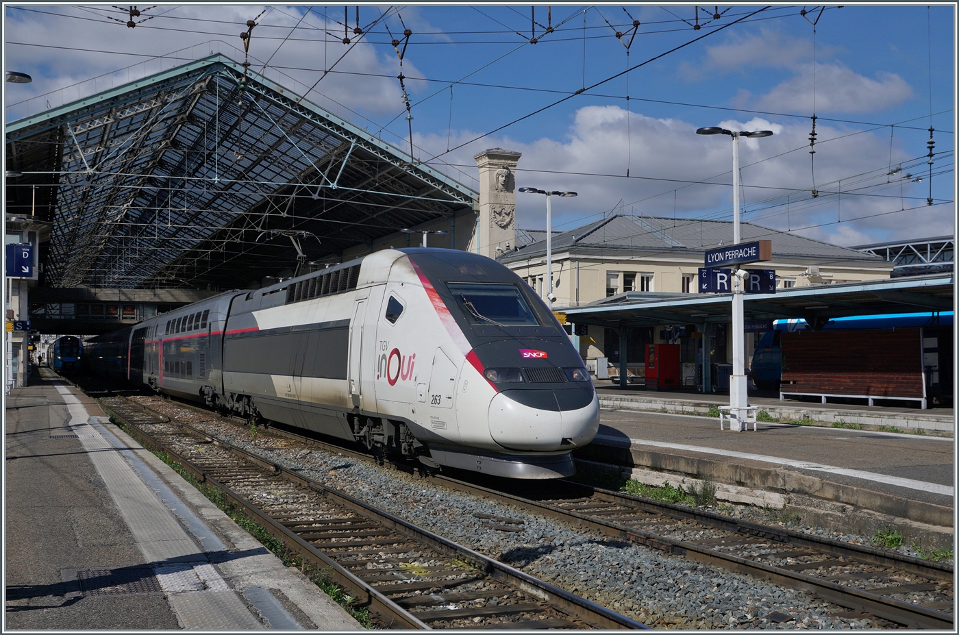 Der SNCF INOUI TGV Rame 263 verlässt Lyon Perrache mit dem Ziel Paris Gare de Lyon. 

13. März 2024