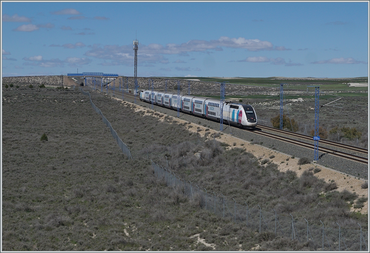 Der SNCF TGV OUiGO Rame 813 ist bei Bujaraloz auf der Schnellfahrstrecke von Madrid nach Barcelona unterwegs.

18. April 2024