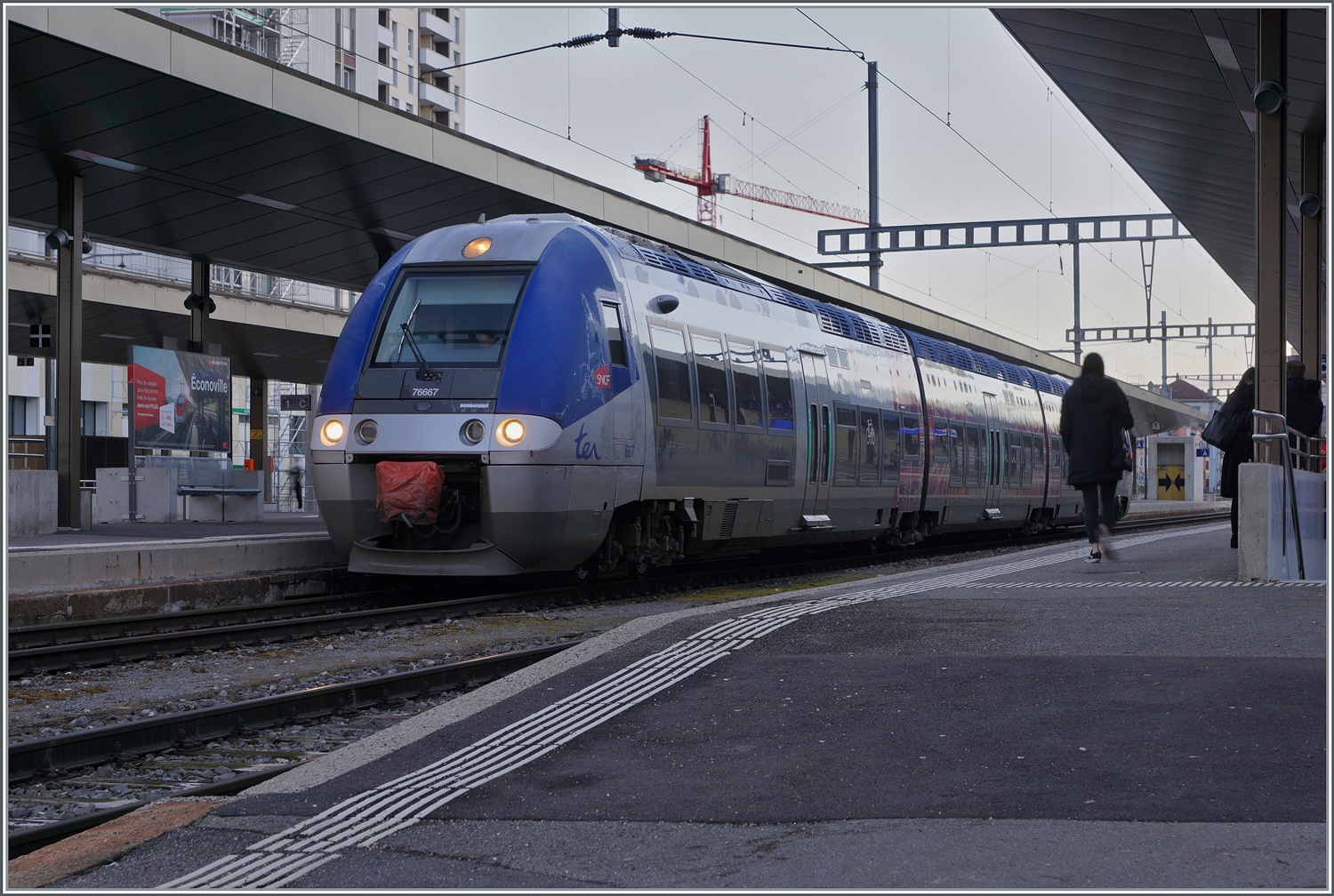 Der SNCF X 76667 wartet in La Chaux de Fonds auf die Abfahrt nach Besançon Viotte. Das Bild wurde langzeitbelichtet, dabei besteht der zu sehende Nachteil, dass jemand ins Bild laufen kann...

3. Feb. 2024