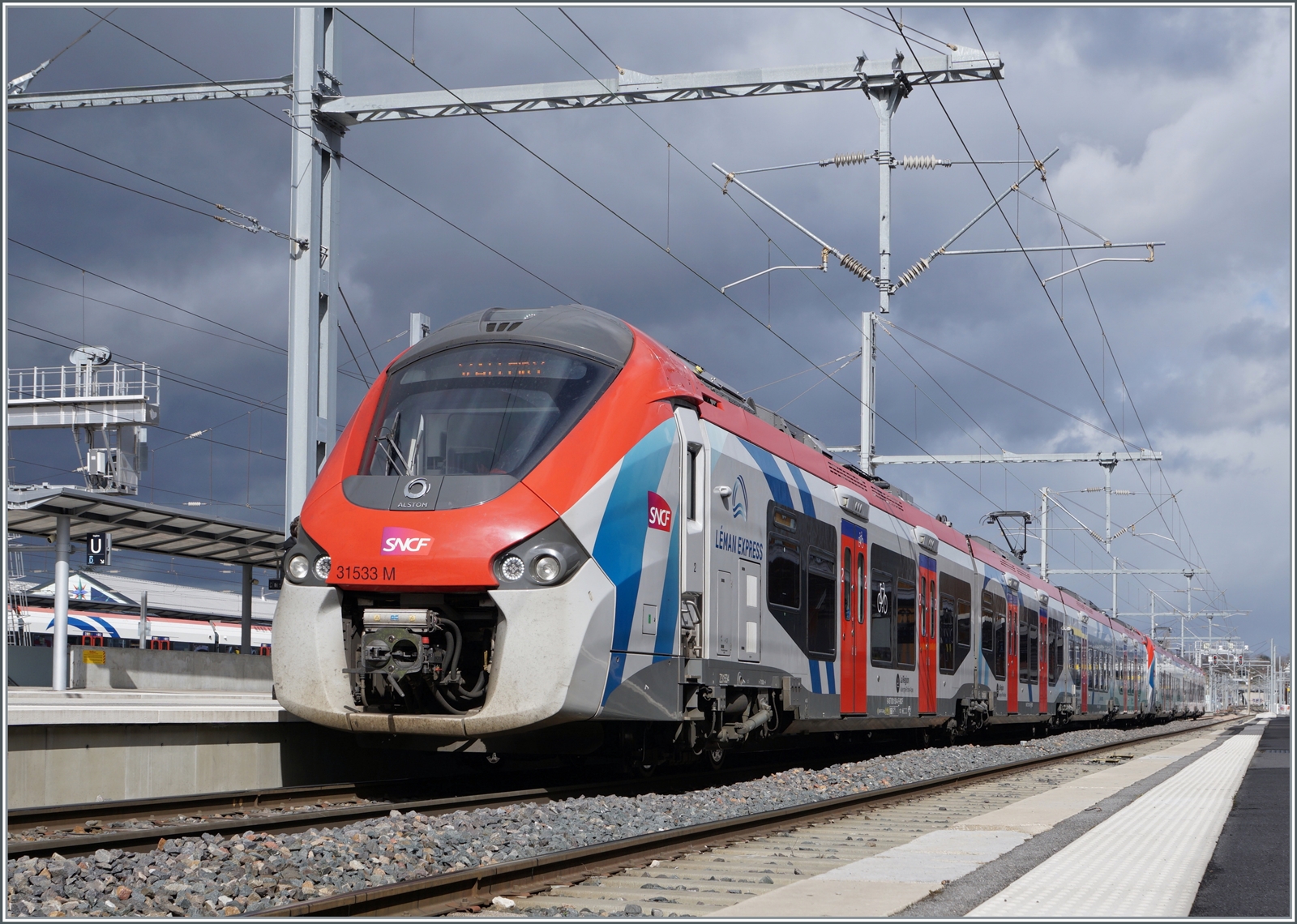 Der SNCF Z 31533 (Coradia Polyvalent régional tricourat) wartet in Annemasse im Sonnenlicht vor dem Hintergrund dunkler Wolken auf die Abfahrt nach Bellegarde (Ain). 

10. März 2023
