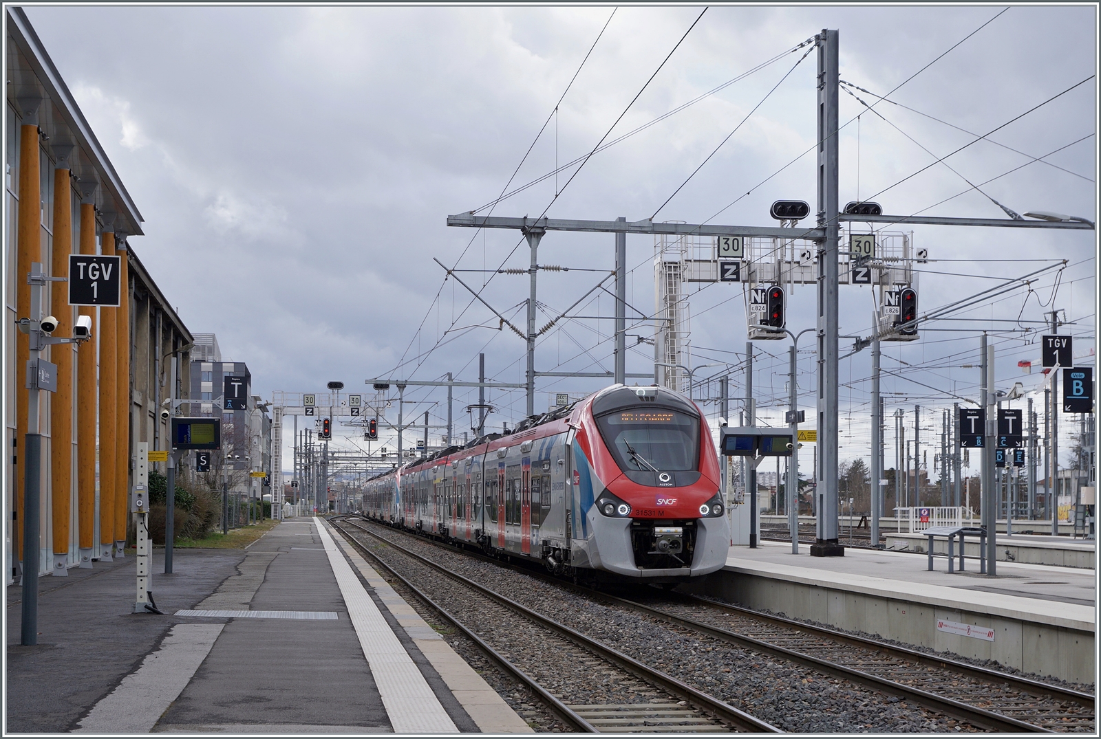 Der SNCF Z 31533 (Coradia Polyvalent régional tricourat) erreicht Annemasse. 

10. März 2023