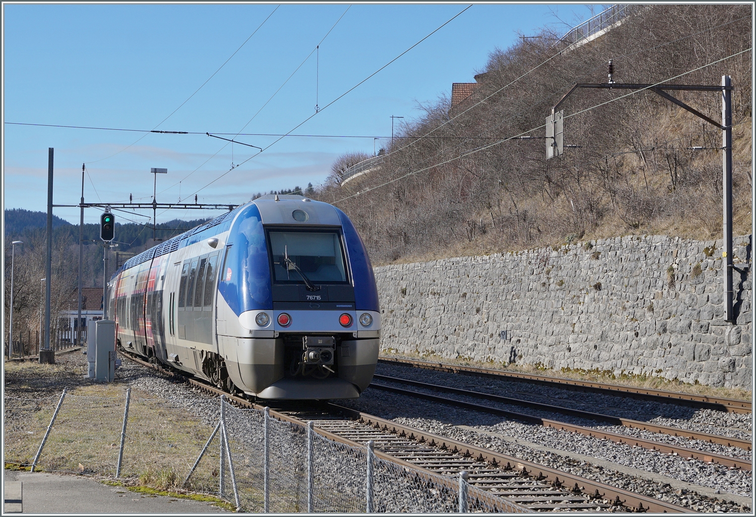 Der SNCF Z 76715 dieselt als TER 18108 unter Schweizer Fahrleitung in Le Locle in Richtung Frankreich. Der TER 18108 ist auf dem Weg von La Chaux-de-Fonds (ab 12:00) nach Besançon Viotte (an 13:43). 

3. Februar 2024