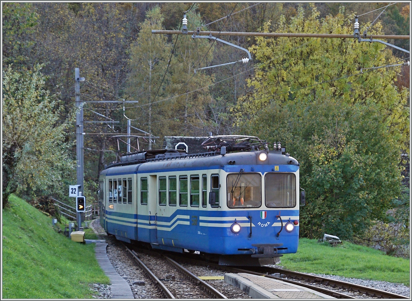 Der SSIF ABe 8/8 21  ROMA  (UIC 94 83 4880 021-0 I-SSIF) erreicht als PE72 69 bzw.  Diretto Domodossola - Locarno  den Bahnhof von Verigo, wo ich aus dem nach Domo fahrenden ABe 6/6 33 dank den zu öffnenden Fenster dieses (und noch weitere) Bilder machen konnte.

31. Okt. 2024