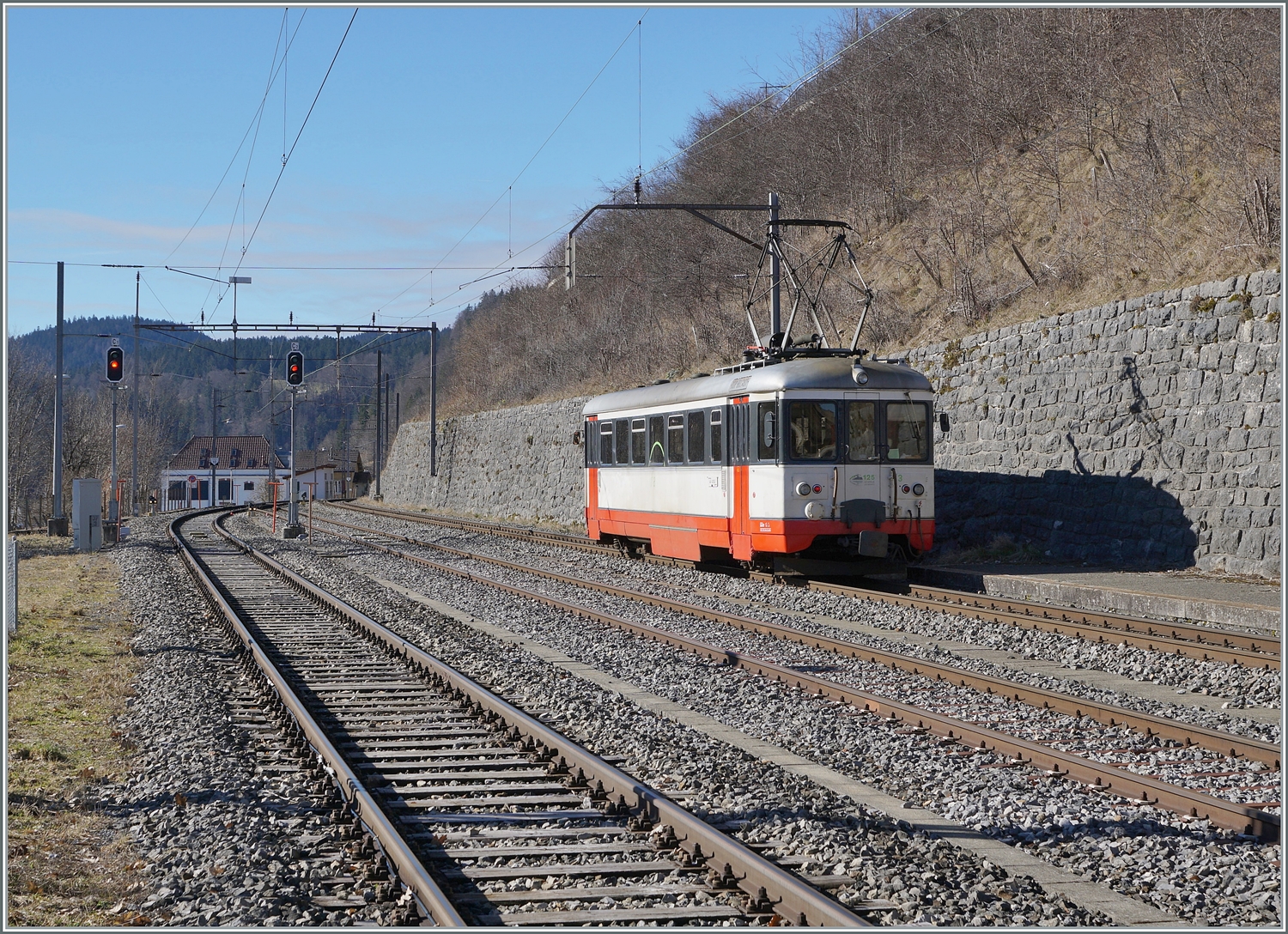 Der TansN (ex cmn) BDe 4/4 N° 3 verlässt als R 24 N° 22 Le Locle in Richtung Les Brenets. Eigentlich hätte die Strecke Ende 2023 stillgelegt werden sollen, doch wurden die am 24. Juli 23 entstanden Unwetterschäden beseitigt und die Bahn soll nun doch noch bis 2031 weiterhin verkehren. 
Dabei ist anzumerken, dass die 1950 in Italien hergestellten BDe 4/4 3 und 5 nun schon seit 74 Jahren im Einsatz stehen! Gäbe es eine Steigerung von  Nachhaltigkeit  so würde sie wohl  BDe 4/4 N° 3  lauten...

3. Februar 2024