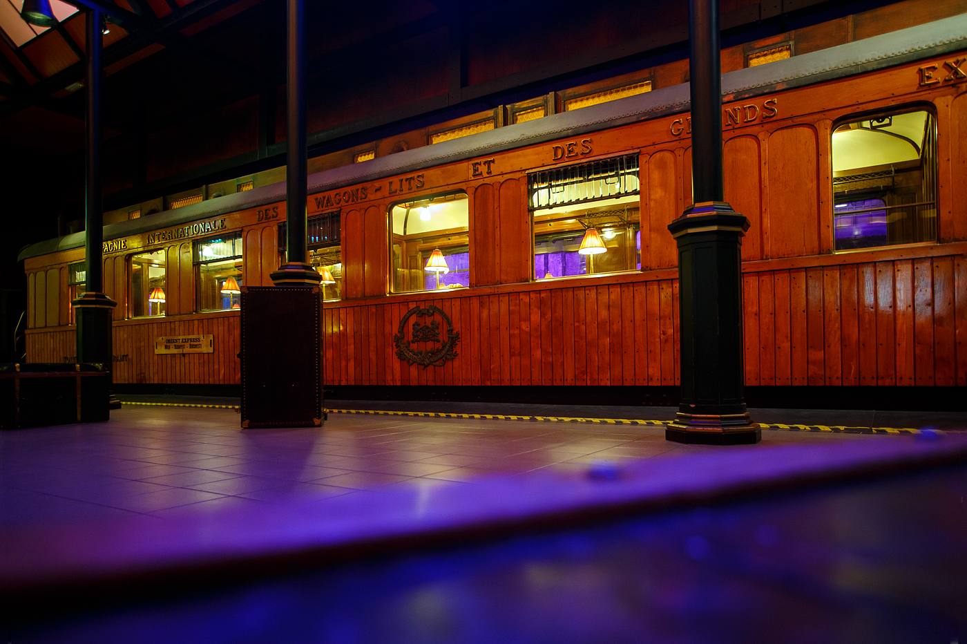 Der Teakholz-Speisewagen WR 2287 ehemals der CIWL - Compagnie Internationale des Wagons Lits et des Grands Express Européens, am 24 Juni 2025 im Het Spoorwegmuseum (bis 2005 NSM - Nederlands Spoorwegmuseum / Niederländischen Eisenbahnmuseum) in Utrecht im ehemaligen Bahnhof Maliebaan.

Der Wagen wurde 1911 von Rába Magyar Waggon- és Gépgyár Reszvénytársaság in Győr, Ungarn (Raab Ungarische Waggon- und Maschinenfabrik Aktiengesellschaft) für die Compagnie Internationale des Wagons Lits et des Grands Express Européens (CIWL) gebaut. 

Am 4. Dezember 1876 gründete George Nagelmackers in Belgien die „Compagnie Internationale des Wagons Lits“. Der Name wurde später zu „et des Grands Express Européens“ erweitert. Das Unternehmen konzentrierte sich hauptsächlich auf Luxusreisezüge auf internationalen Strecken. Die von der CIWL in Auftrag gegebenen Schlafwagen ermöglichten Nachtfahrten und sparten so deutlich Zeit auf langen Strecken. Dank der Speisewagen konnten zudem die bis dahin üblichen Essenspausen entfallen, was eine weitere Zeitersparnis bedeutete.

Außergewöhnliche Sorgfalt wurde auf das Rollmaterial gelegt, wie dieser luxuriöse Teakholzwagen WR 2287 im Museum beweist. Dieser Speisewagen ist einer von vielen luxuriösen Holzwaggons Teakholzwagen, die Wagon Lits für seine internationalen Züge bauen ließ, darunter auch für den bekannten Orient-Express (Paris – Istanbul). Der Wagen war hauptsächlich in Südosteuropa im Einsatz und wahrscheinlich auch im berühmten Orient-Express im Einsatz. 

Der vierachsige Speisewagen verfügt über eine Zentralheizung mit Kohleofen, eine Küche mit Kohleofen, Kühlschränken und verschiedenen Küchenutensilien. Der zweigeteilte Speisesaal bietet 36 Sitzplätze (freistehende und ledergepolsterte Stühle) an jeweils sechs Tischen für 2 bzw. 4 Personen.

Als das Eisenbahnmuseum 1953 eröffnete, bestand der Bedarf, der Öffentlichkeit Erfrischungen anzubieten. Ein hölzerner Speisewagen wurde in Erwägung gezogen, war jedoch in Westeuropa nicht mehr erhältlich. In Ungarn wurde jedoch dieser ehemalige CIWL- Teakholzwagen entdeckt, der noch immer als Dienst-und Arbeitswagen im Einsatz war. Die Werkstatt der Ungarischen Eisenbahn in Dunakeszi, damals noch hinter dem Eisernen Vorhang, restaurierte diesen Waggon vollständig und vorbildlich. Der Wagen kam 1977 ins Eisenbahnmuseum nach Utrecht. Ursprünglich sollte der Wagen vom Museum als Restaurant genutzt werden, aber nach der Renovierung in Ungarn erhielt er einen prominenten Platz in der Sammlung.

In einem solcher Wagen dieser Serie (CIWL 2419 D) wurde 1918 der Waffenstillstand des Ersten Weltkriegs unterzeichnet, 1940 die Kapitulation Frankreichs vor den Deutschen. 

TECHNISCHE DATEN:
Baujahr: 1911
Spurweite: 1.435 mm (Normalspur)
Achsen: 4 (in 2 Drehgestellen)
Achsfolge:	2'2'
Länge über Puffer: 20.400 mm
Sitzplätze: 36
