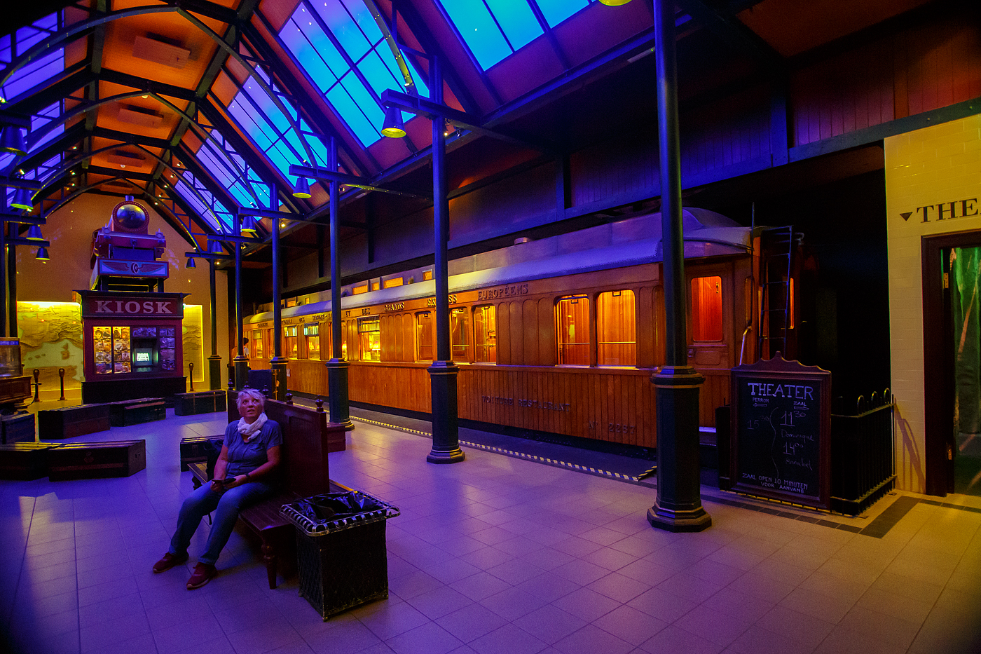 Der Teakholz-Speisewagen WR 2287 ehemals der CIWL - Compagnie Internationale des Wagons Lits et des Grands Express Europens, am 24 Juni 2025 im Het Spoorwegmuseum (bis 2005 NSM - Nederlands Spoorwegmuseum / Niederlndischen Eisenbahnmuseum) in Utrecht im ehemaligen Bahnhof Maliebaan.

Der Wagen wurde 1911 von Rba Magyar Waggon- s Gpgyr Reszvnytrsasg in Győr, Ungarn (Raab Ungarische Waggon- und Maschinenfabrik Aktiengesellschaft) fr die Compagnie Internationale des Wagons Lits et des Grands Express Europens (CIWL) gebaut. 

Am 4. Dezember 1876 grndete George Nagelmackers in Belgien die „Compagnie Internationale des Wagons Lits“. Der Name wurde spter zu „et des Grands Express Europens“ erweitert. Das Unternehmen konzentrierte sich hauptschlich auf Luxusreisezge auf internationalen Strecken. Die von der CIWL in Auftrag gegebenen Schlafwagen ermglichten Nachtfahrten und sparten so deutlich Zeit auf langen Strecken. Dank der Speisewagen konnten zudem die bis dahin blichen Essenspausen entfallen, was eine weitere Zeitersparnis bedeutete.

Auergewhnliche Sorgfalt wurde auf das Rollmaterial gelegt, wie dieser luxurise Teakholzwagen WR 2287 im Museum beweist. Dieser Speisewagen ist einer von vielen luxurisen Holzwaggons Teakholzwagen, die Wagon Lits fr seine internationalen Zge bauen lie, darunter auch fr den bekannten Orient-Express (Paris – Istanbul). Der Wagen war hauptschlich in Sdosteuropa im Einsatz und wahrscheinlich auch im berhmten Orient-Express im Einsatz. 

Der vierachsige Speisewagen verfgt ber eine Zentralheizung mit Kohleofen, eine Kche mit Kohleofen, Khlschrnken und verschiedenen Kchenutensilien. Der zweigeteilte Speisesaal bietet 36 Sitzpltze (freistehende und ledergepolsterte Sthle) an jeweils sechs Tischen fr 2 bzw. 4 Personen.

Als das Eisenbahnmuseum 1953 erffnete, bestand der Bedarf, der ffentlichkeit Erfrischungen anzubieten. Ein hlzerner Speisewagen wurde in Erwgung gezogen, war jedoch in Westeuropa nicht mehr erhltlich. In Ungarn wurde jedoch dieser ehemalige CIWL- Teakholzwagen entdeckt, der noch immer als Dienst-und Arbeitswagen im Einsatz war. Die Werkstatt der Ungarischen Eisenbahn in Dunakeszi, damals noch hinter dem Eisernen Vorhang, restaurierte diesen Waggon vollstndig und vorbildlich. Der Wagen kam 1977 ins Eisenbahnmuseum nach Utrecht. Ursprnglich sollte der Wagen vom Museum als Restaurant genutzt werden, aber nach der Renovierung in Ungarn erhielt er einen prominenten Platz in der Sammlung.

In einem solcher Wagen dieser Serie (CIWL 2419 D) wurde 1918 der Waffenstillstand des Ersten Weltkriegs unterzeichnet, 1940 die Kapitulation Frankreichs vor den Deutschen. 

TECHNISCHE DATEN:
Baujahr: 1911
Spurweite: 1.435 mm (Normalspur)
Achsen: 4 (in 2 Drehgestellen)
Achsfolge:	2'2'
Lnge ber Puffer: 20.400 mm
Sitzpltze: 36
