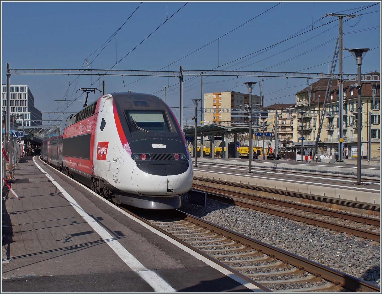 Der TGV Lyria 4713 fährt in Renens VD ohne Halt durch. der TGV ist auf dem Weg von Lausanne nach Paris Gare de Lyon. 

10. März 2022