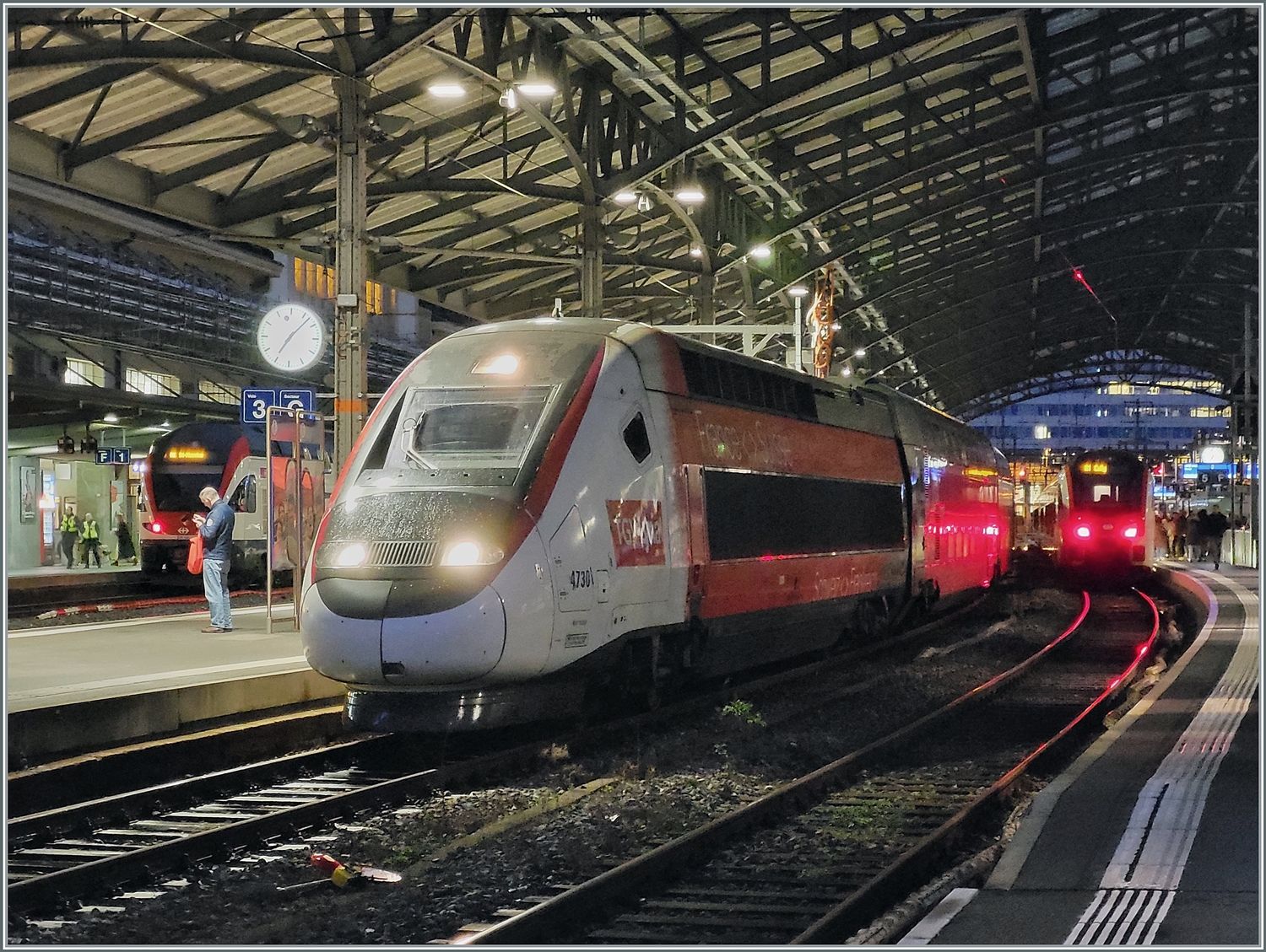 Der TGV Lyria 4730 wartet in der Zugausgangsstation von Lausanne auf die Abfahrt nach Paris Gare de Lyon. 
20. Feb 2024