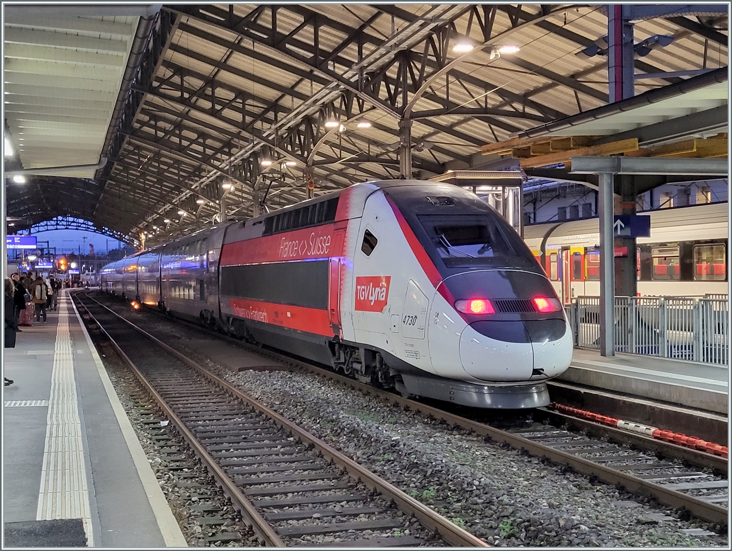 Der TGV Lyria 4730 wartet in Lausanne auf die Abfahrt (7:23) nach Paris Gare de Lyon.

20. Feb. 2024