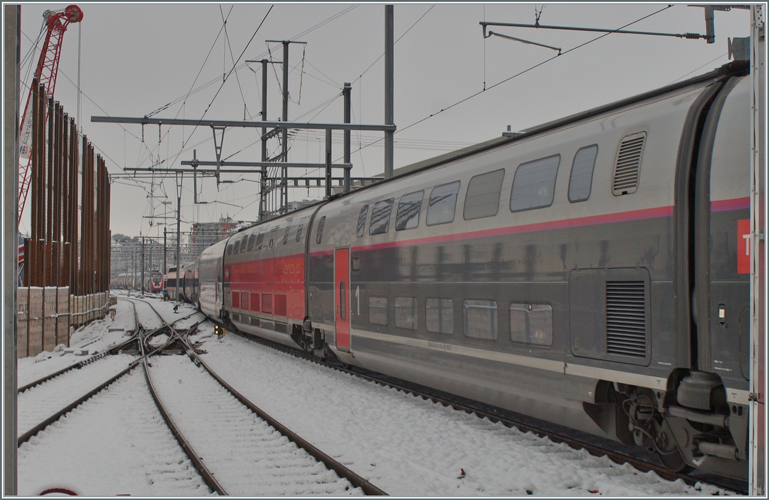 Der TGV Lyria nach Paris verlässt Lausanne, im Hintergrund ist zudem ein SBB RABe 502  Twindexx  als ausfahrender IC 1 nach Genève zu erkennen. 

10. Jan. 2024