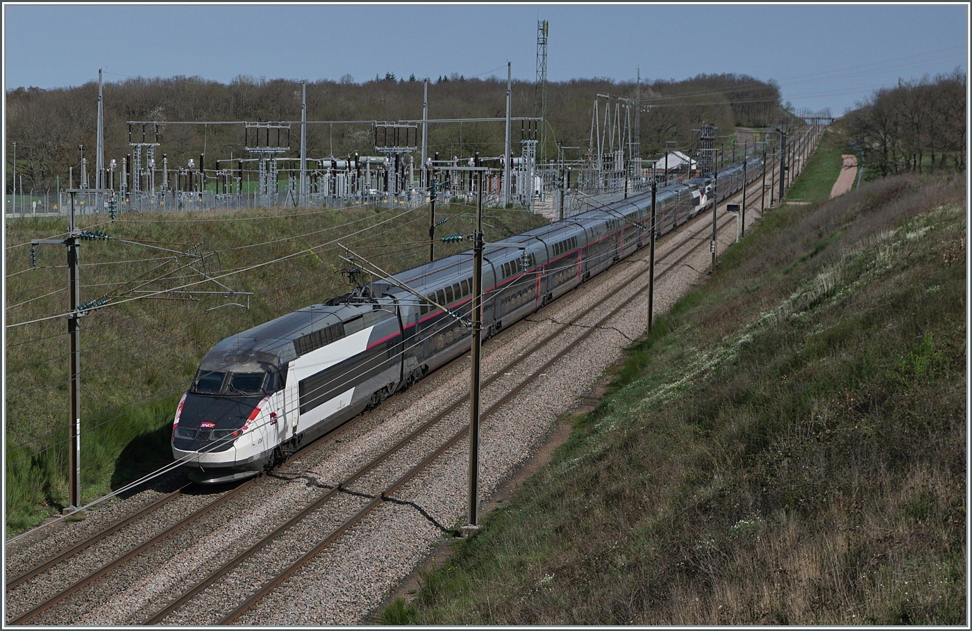 Der TGV Triebzug (Rame) 616 und ein weitert sind bei Saint Émiland als TGV 6112 von Marseille nach Paris Gare de Lyon unterwegs.

Auf diesem Streckenabschnitt verkehren die Züge mit bis zu 270 km/h pro Stunde. (Weiter südlich und nördlich mit bis zu 300 km/h). 6. April 2024