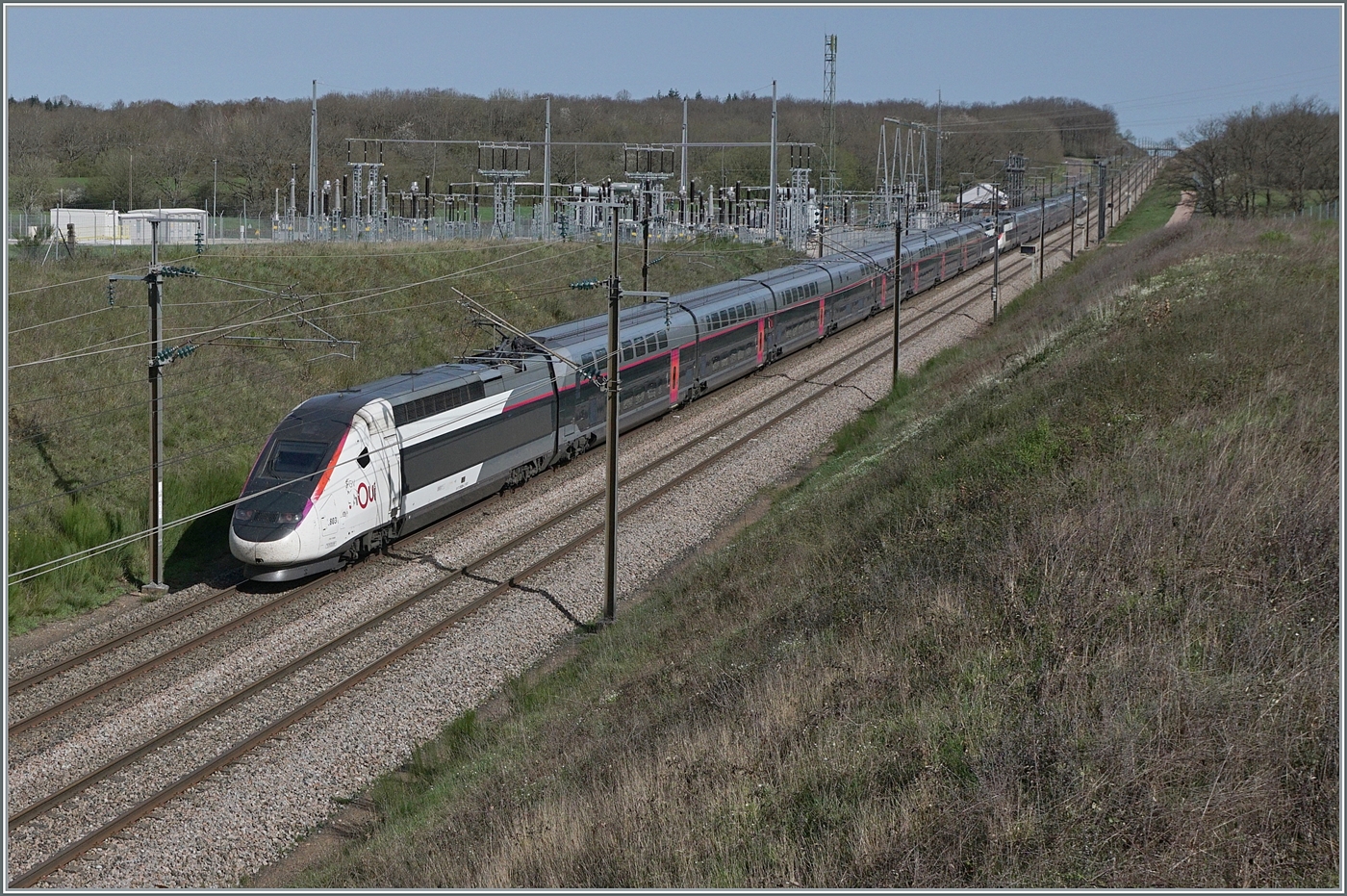 Der TGV Triebzug (Rame) 803 ist als TGV 66202 von Perpignan nach Paris Gare de Lyon bei Saint Émiland unterwegs. 

6. April 2024 