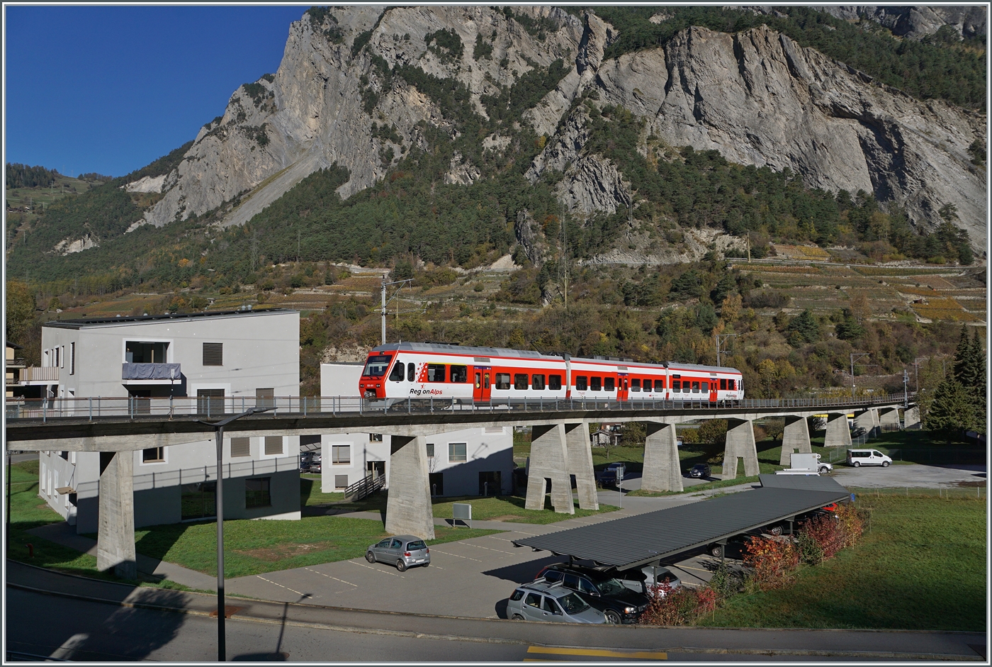 Der TMR / Region Alps NINA RABe 525 041 ist bei Sembrancher auf dem Weg von Le Châble nach Martigny und fährt über die 370 Meter lange Sembrancher Brücke. Die Stammstrecke der M-O führt nach Orsière, da beim Bau das Fernziel Aosta/Italien im Visier stand. Doch zum Bau der Mauvoisin Staumauer errichtete man die Zweistrecke nach Le Châble, die im August 1953 in Betrieb ging und heute danke dem Wintersportort Verbier weit mehr Verkehr aufweist, als der Streckenast nach Orsière. 

30. Oktober 2024    