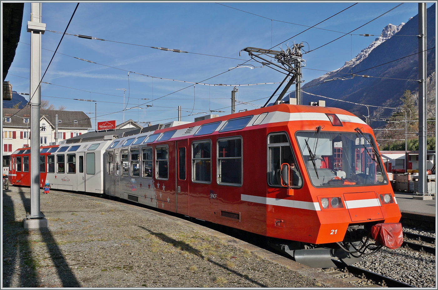 Der TMR BDe 4/8 21 (UIC 9085 8380821-1 CH-TMRSA) ist von Vallorcine kommend in Vernayaz M-C angekommen. Hier muss Baustellenbedingt in den Bus für die Weiterfahrt nach Martigny umgestiegen werden. 

19. Nov. 2025