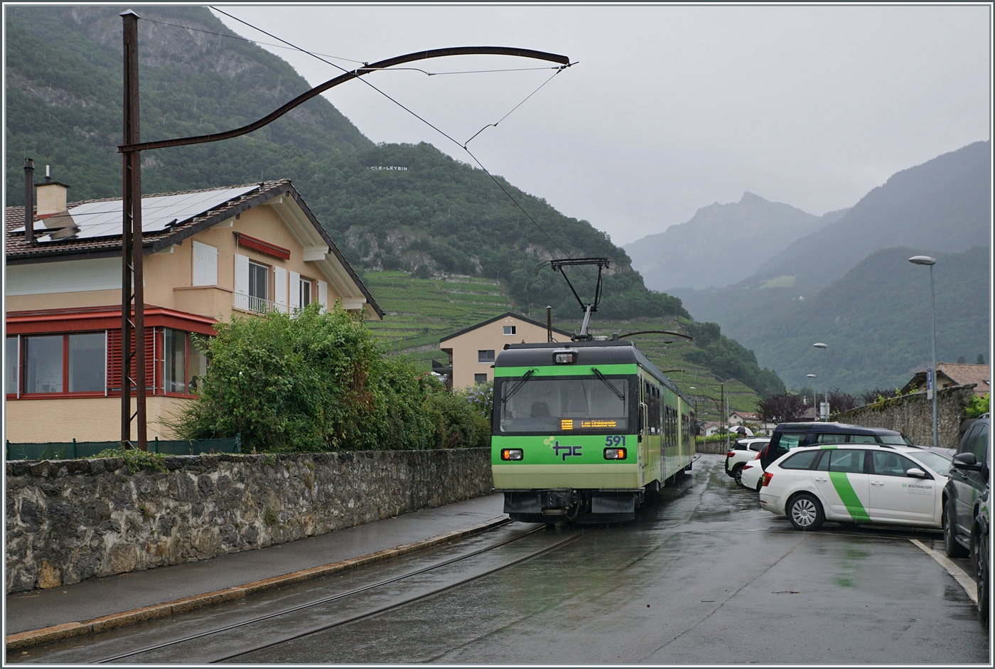 Der TPC AOMC ASD Beh 4/8 591 ist in Aigle auf dem Weg nach Les Diablerets. 

21. Juli 2024