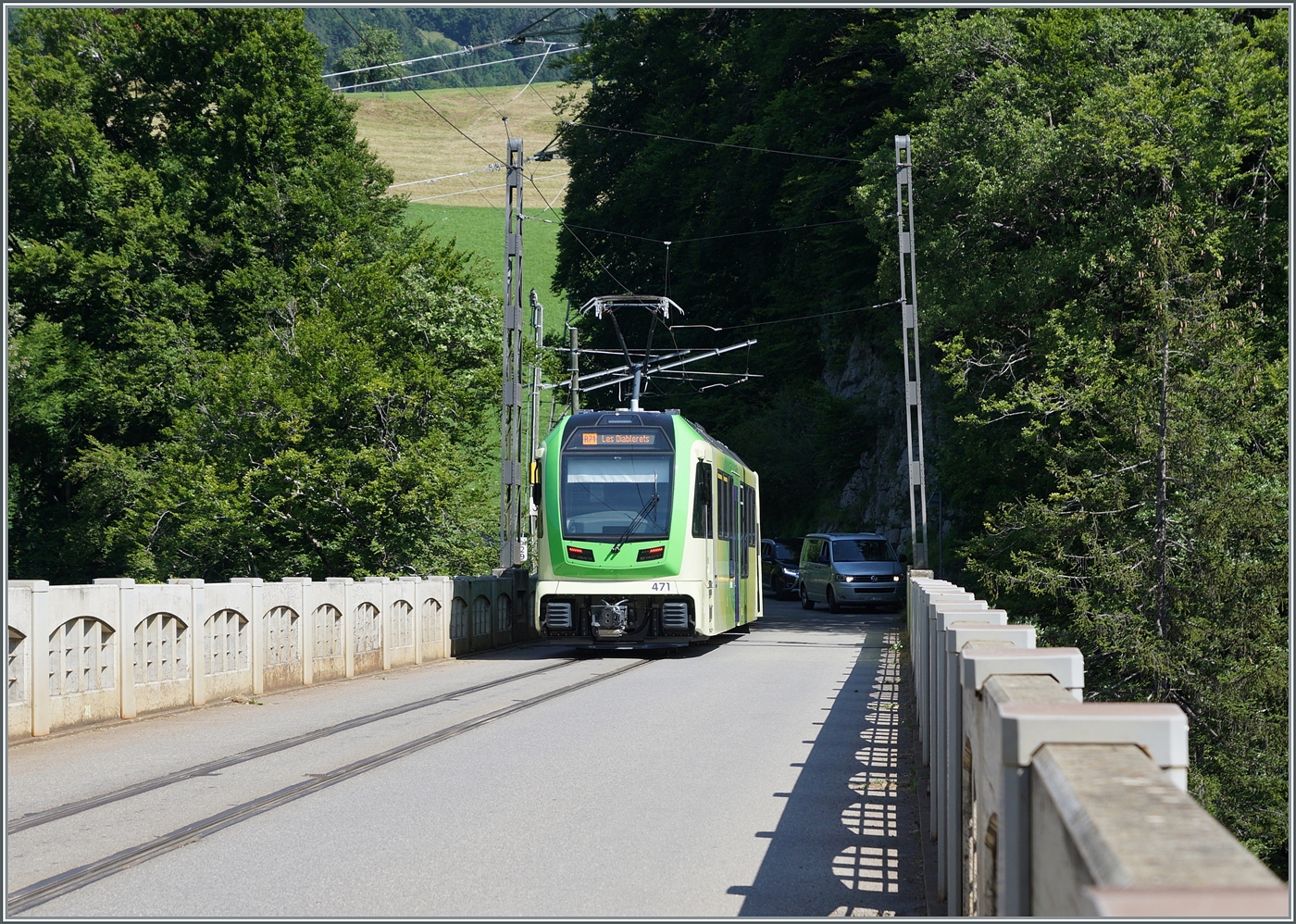 Der TPC ASD ABe 4/8 471 hat Les Planches (Aigle) verlassen und fährt nun in Richtung Le Sépey, wo der Zug die Fahrtrichtung wechseln wird und die kurze Strecke nach Le Planches zurück fahren wird um dann nach Les Diablerets zu gelangen. 

27. Juli 2024