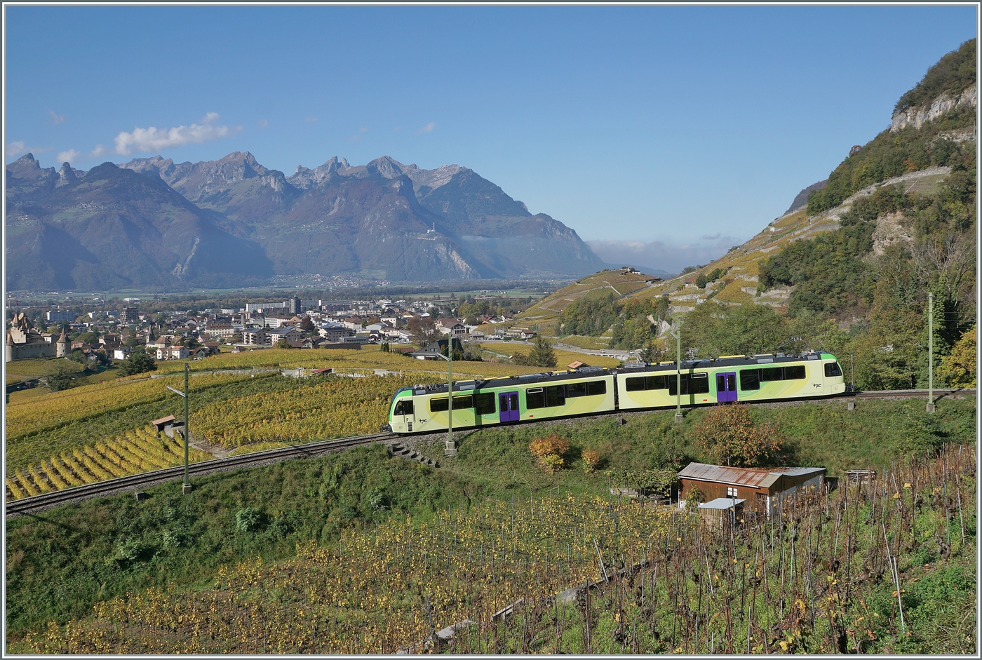 Der TPC ASD ABe 4/8 471 ist oberhalb von Aigle in den Weinbergen auf der Fahrt zum Bahnhof von Aigle. 

29. Okt. 2024