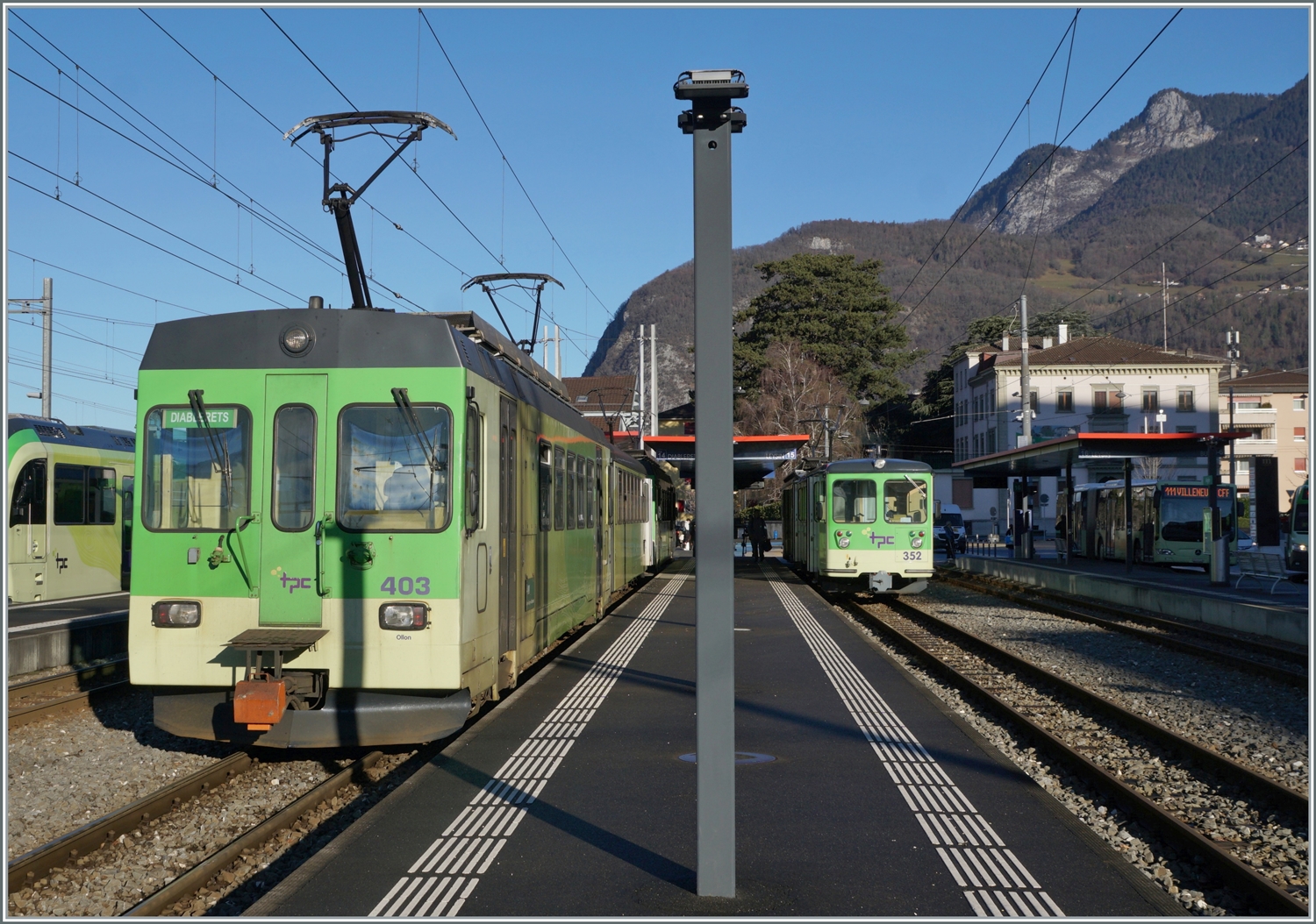 Der TPC ASD BDe 4/4 403 mit Bt 431 und BDe 4/4 402 warten in Aigle auf die Abfahrt nach Les Diablerets. 

27. Jan. 2024
