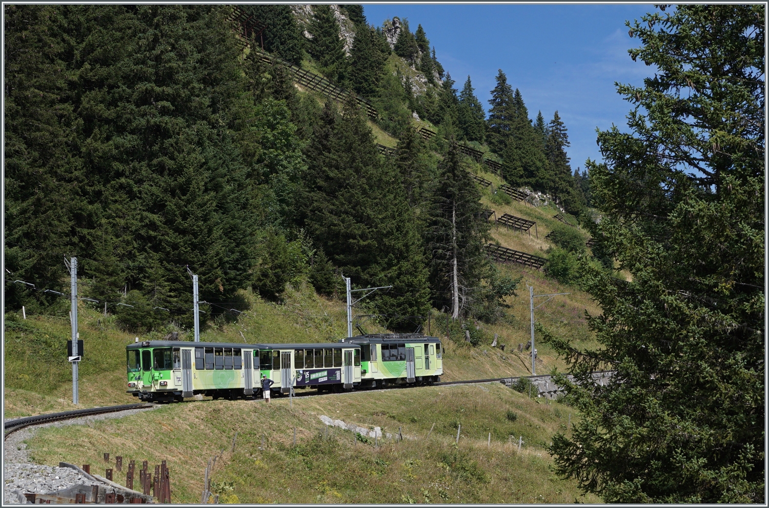 Der TPC BVB BDeh 4/4 ist als BVB Regionalzug von Villars nach Col-de-Bretaye kurz nach dem Bahnhof von Bouquetin auf der Fahrt zur Gipfelstation.

19. August 2023